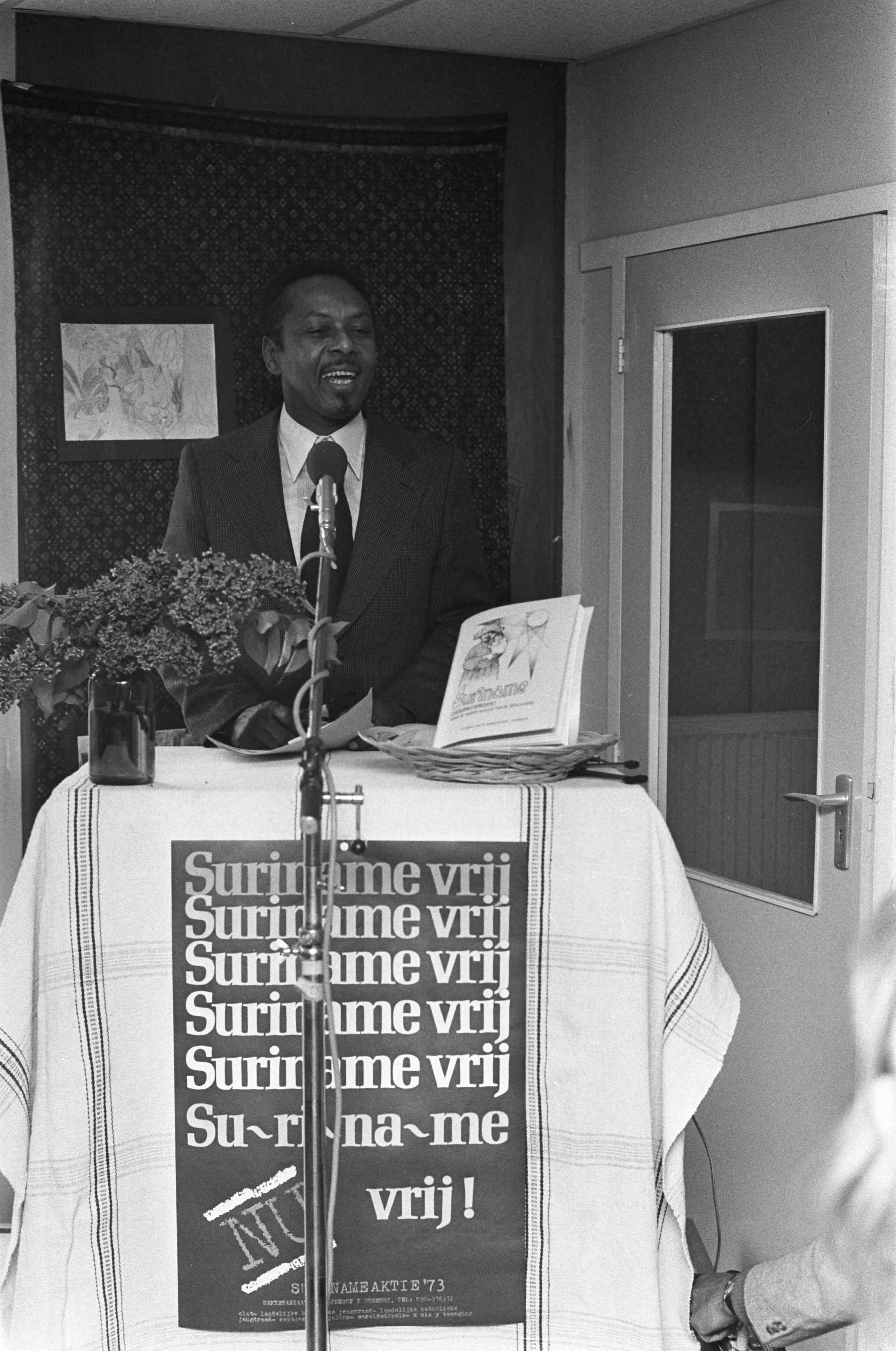 Gevolmachtigd minister Suriname mr. W. F. van Eer opent Suriname tentoonstelling in Hilversum — Tijdens toespraak — Foto: Fotograaf Onbekend / Anefo. Licentie: Set B: Rechtenvrij / Publiek Domein. Bron: Nationaal Archief. http://hdl.handle.net/10648/ac4aaee8-d0b4-102d-bcf8-003048976d84