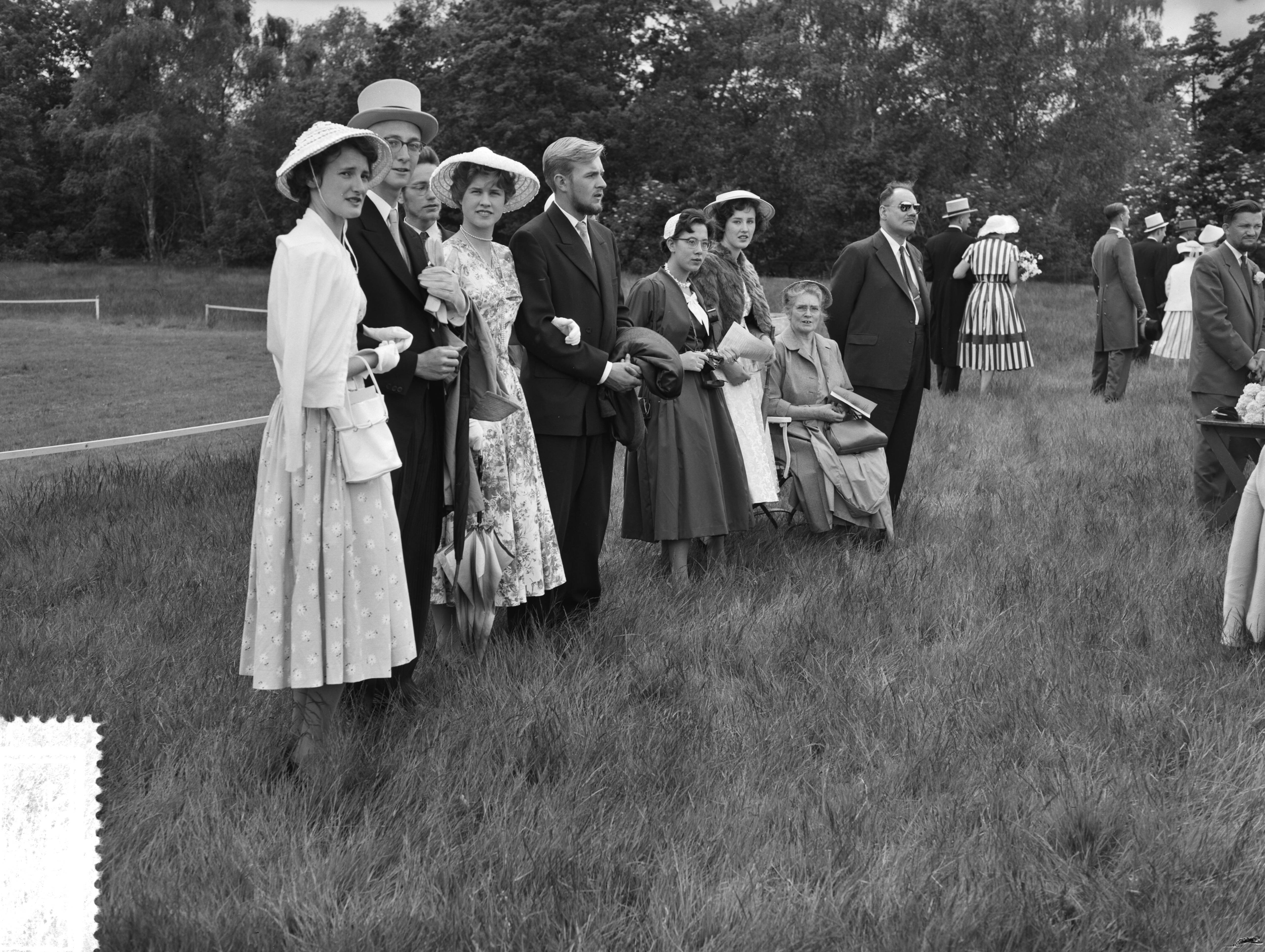 Lustrum USC Utrecht (1956) — Lustrum USC. Groepen op Lage Vuursche — Foto: Rossem, Wim van / Anefo. Licentie: Set B: Rechtenvrij / Publiek Domein. Bron: Nationaal Archief. http://hdl.handle.net/10648/a94b2772-d0b4-102d-bcf8-003048976d84