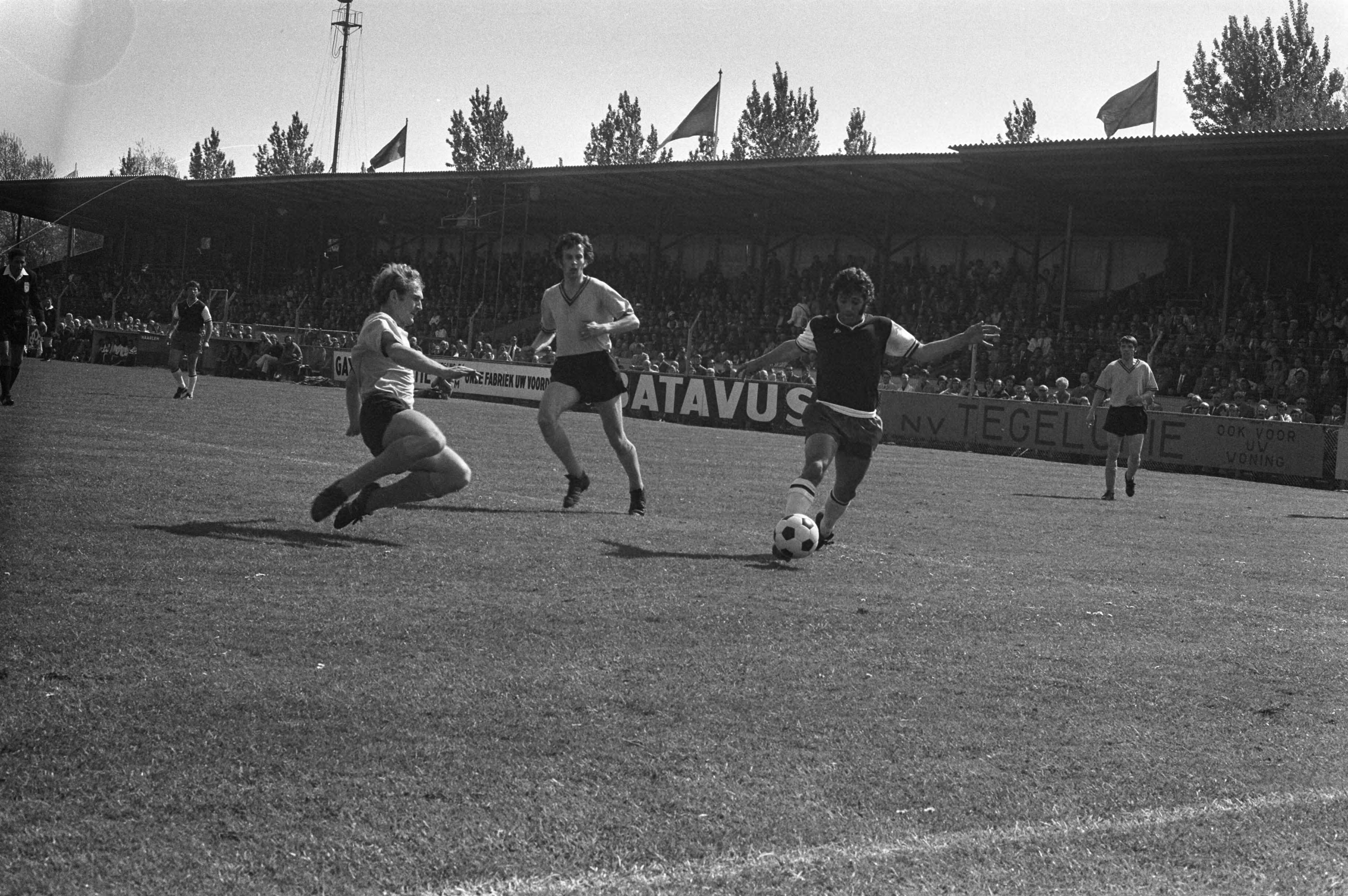HFC Haarlem-BV Veendam: 2-1; Haarlem promoveert naar de eredivisie — Spelmoment — Foto: Fotograaf Onbekend / Anefo. Licentie: Set B: Rechtenvrij / Publiek Domein. Bron: Nationaal Archief. http://hdl.handle.net/10648/abe95990-d0b4-102d-bcf8-003048976d84