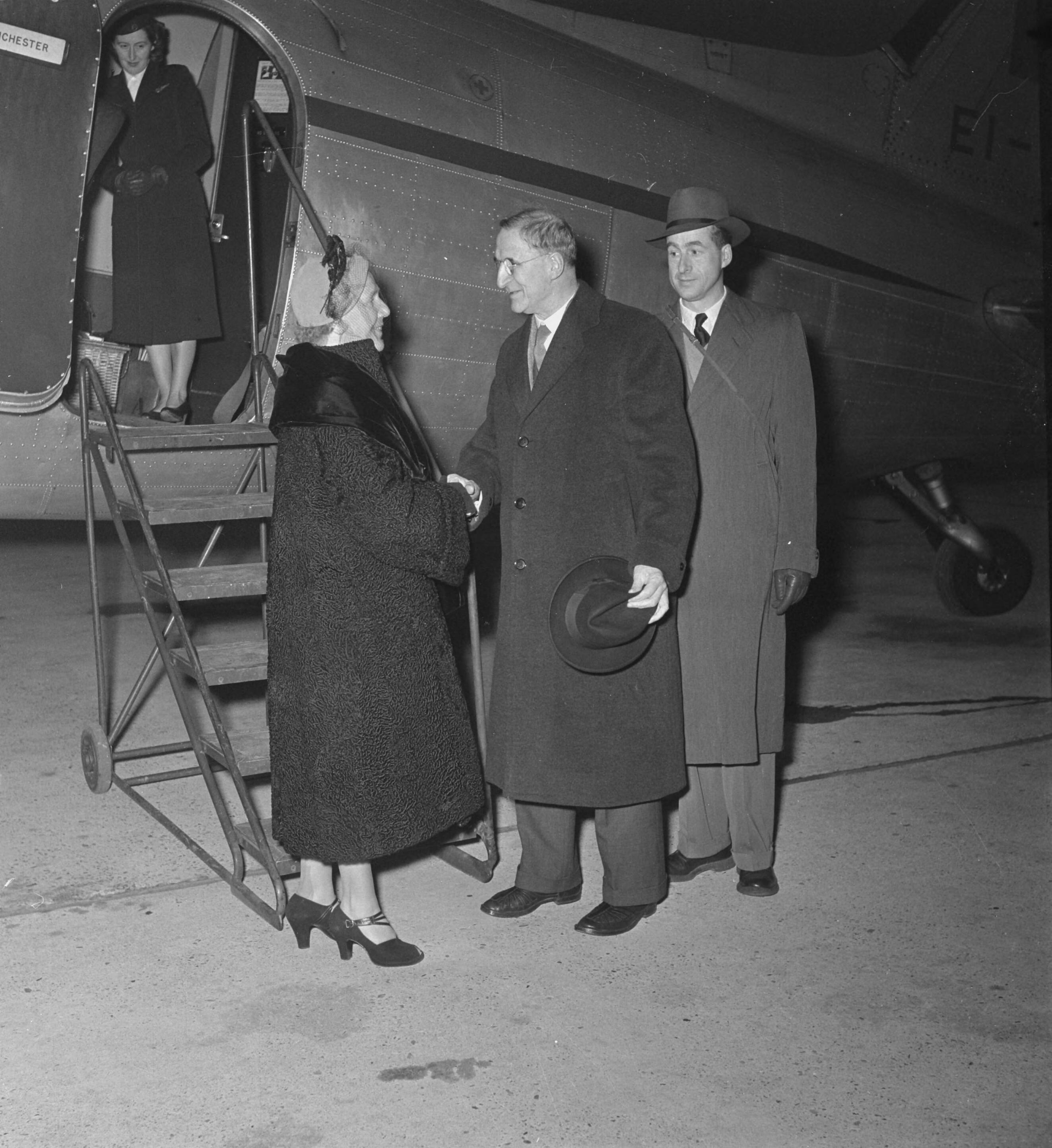 Fotocollectie Anefo — Vertrek Ierse minister-president dr. Eamon de Valera na oogoperatie door professor dr, G.H.N. Weve te Utrecht. Hij neemt afscheid van de Ierse gezante mevr. Josephine MacNeill — Foto: Noske, J.D. / Anefo. Licentie: Set B: Rechtenvrij / Publiek Domein. Bron: Nationaal Archief. http://hdl.handle.net/10648/a90472a0-d0b4-102d-bcf8-003048976d84