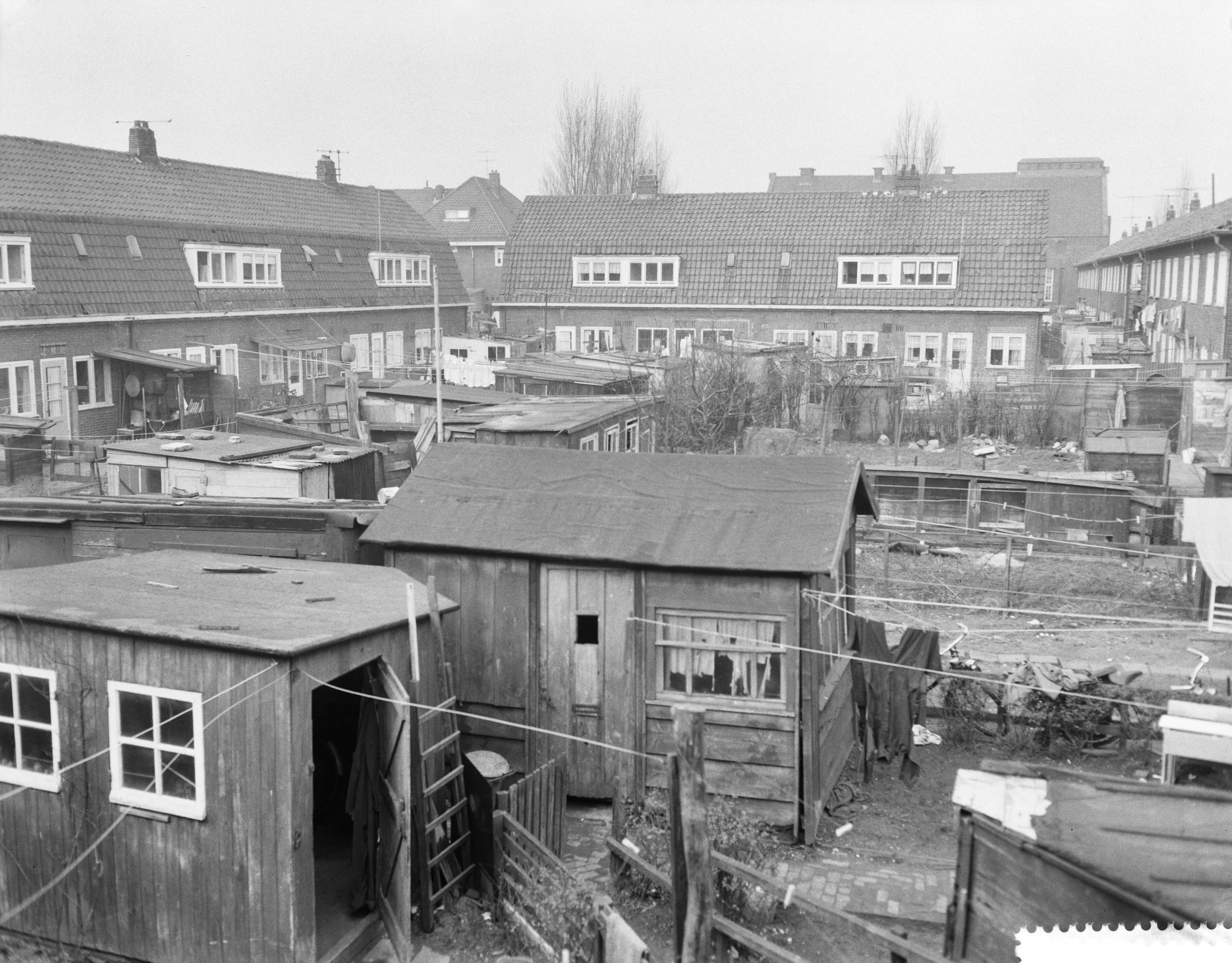 Fotocollectie Anefo — Sanering Tuindorp Oostzaan, overzicht oude toestand — Foto: Bilsen, Joop van / Anefo. Licentie: Set B: Rechtenvrij / Publiek Domein. Bron: Nationaal Archief. http://hdl.handle.net/10648/a9ca671c-d0b4-102d-bcf8-003048976d84