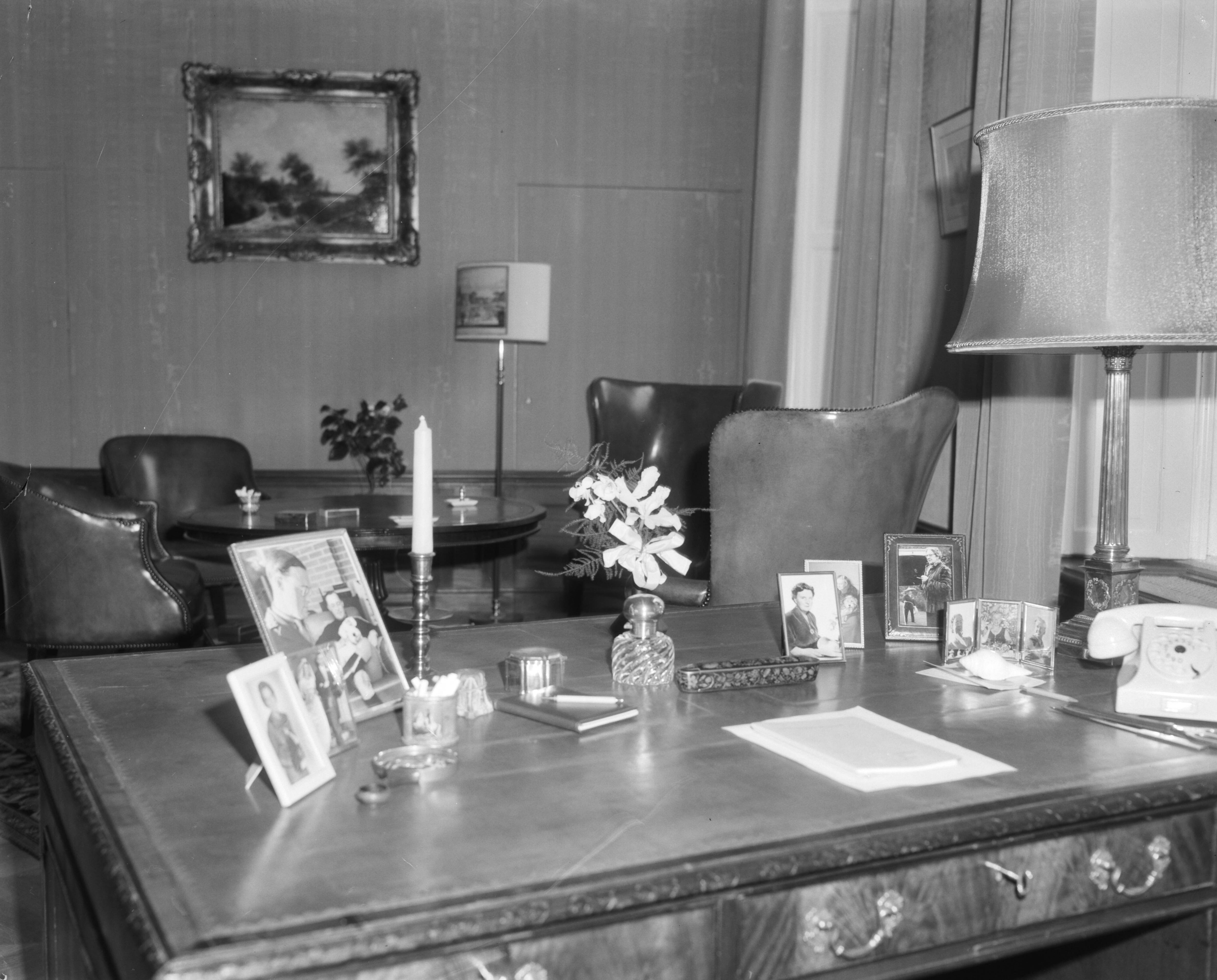 Fotocollectie Anefo — Interieur Slot Drakensteyn . De werkkamer met het bureau van de Prinses — Foto: Bilsen, Joop van / Anefo. Licentie: Set B: Rechtenvrij / Publiek Domein. Bron: Nationaal Archief. http://hdl.handle.net/10648/aa3061fc-d0b4-102d-bcf8-003048976d84