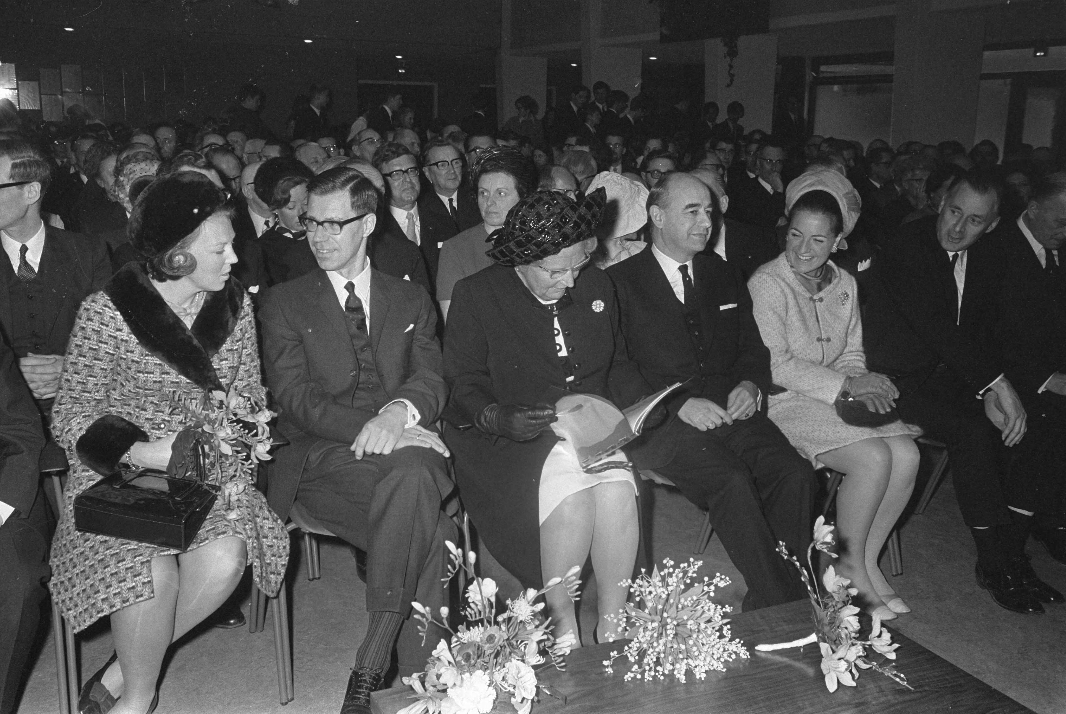 Fotocollectie Anefo — Koningin Juliana opent het nieuwe Baarns Lyceum te Baarn v.l.n.r. prinses Beatrix, mr. J.H. Grosheide (staatssecretaris OenW), koningin Juliana, A. Jiskoot (voorz. Lyceum), prinses Margriet — Foto: Koch, Eric / Anefo. Licentie: Set B: Rechtenvrij / Publiek Domein. Bron: Nationaal Archief. http://hdl.handle.net/10648/ab640d62-d0b4-102d-bcf8-003048976d84