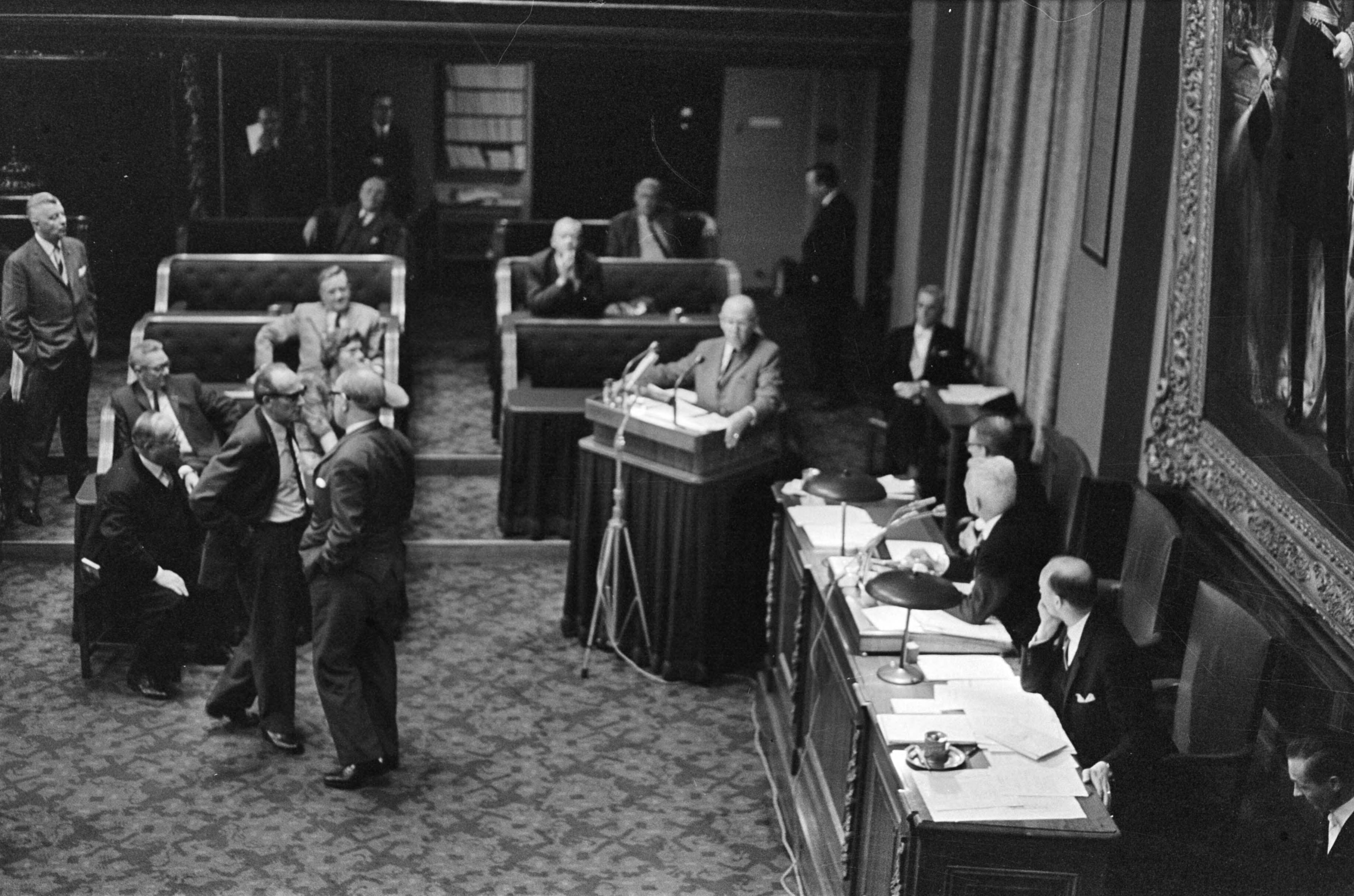 Eerste Kamer behandeld een verklaring van de heer Hendrik Adams van de Boerenparij — Eerste Kamer|Den Haag|Zuid-Holland|politici |kamerleden — Foto: Fotograaf Onbekend / Anefo. Licentie: Set B: Rechtenvrij / Publiek Domein. Bron: Nationaal Archief. http://hdl.handle.net/10648/aaffbc36-d0b4-102d-bcf8-003048976d84