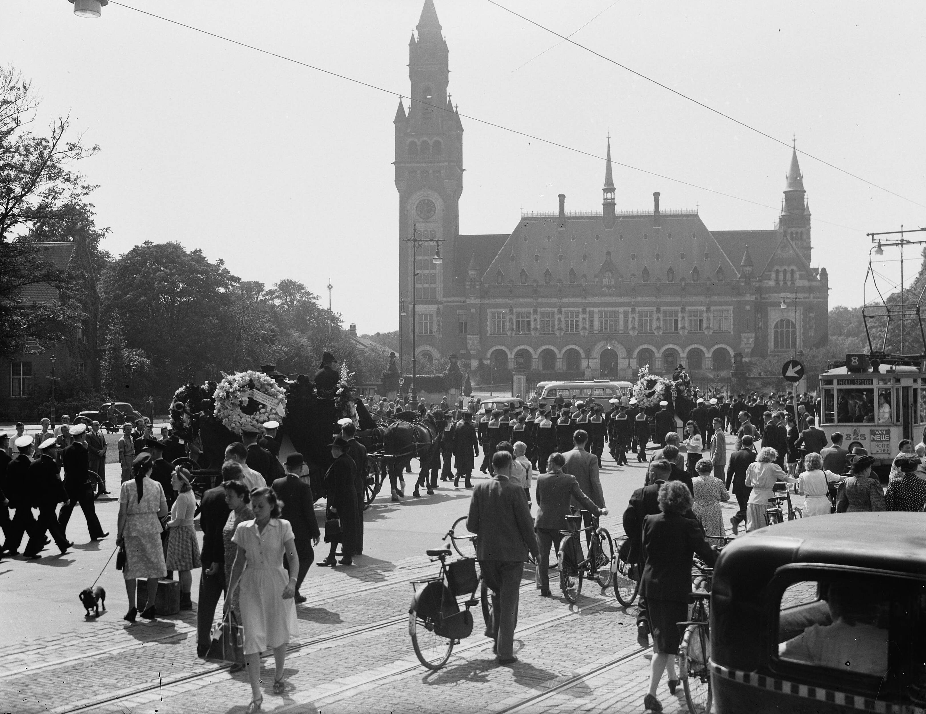 Fotocollectie Anefo — Begrafenis van 3 marine-officieren in Den Haag. Op de begraafplaats — Foto: Merk, Ben / Anefo. Licentie: Set B: Rechtenvrij / Publiek Domein. Bron: Nationaal Archief. http://hdl.handle.net/10648/a8ba4fe0-d0b4-102d-bcf8-003048976d84