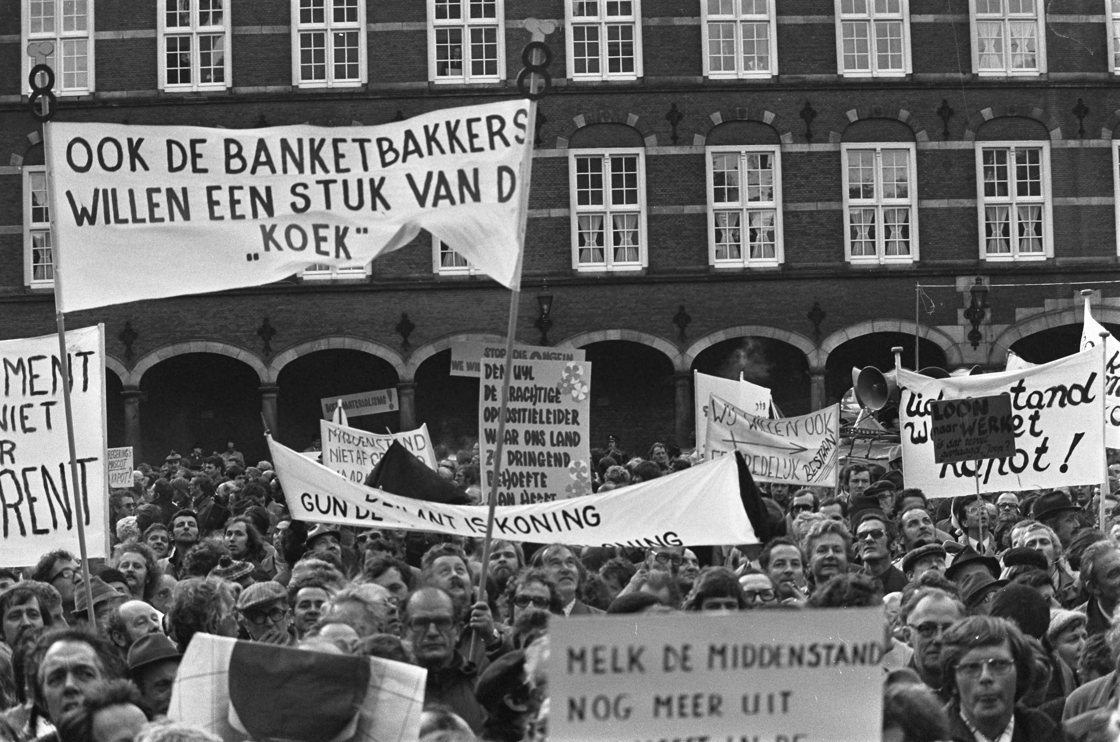 Fotocollectie Anefo — Middenstanders demonstreren op Binnenhof in Den Haag voor betere voorzieningen; demonstranten met borden op Binnenhof — Foto: Mieremet, Rob / Anefo. Licentie: Set B: Rechtenvrij / Publiek Domein. Bron: Nationaal Archief. http://hdl.handle.net/10648/ac58f9f8-d0b4-102d-bcf8-003048976d84