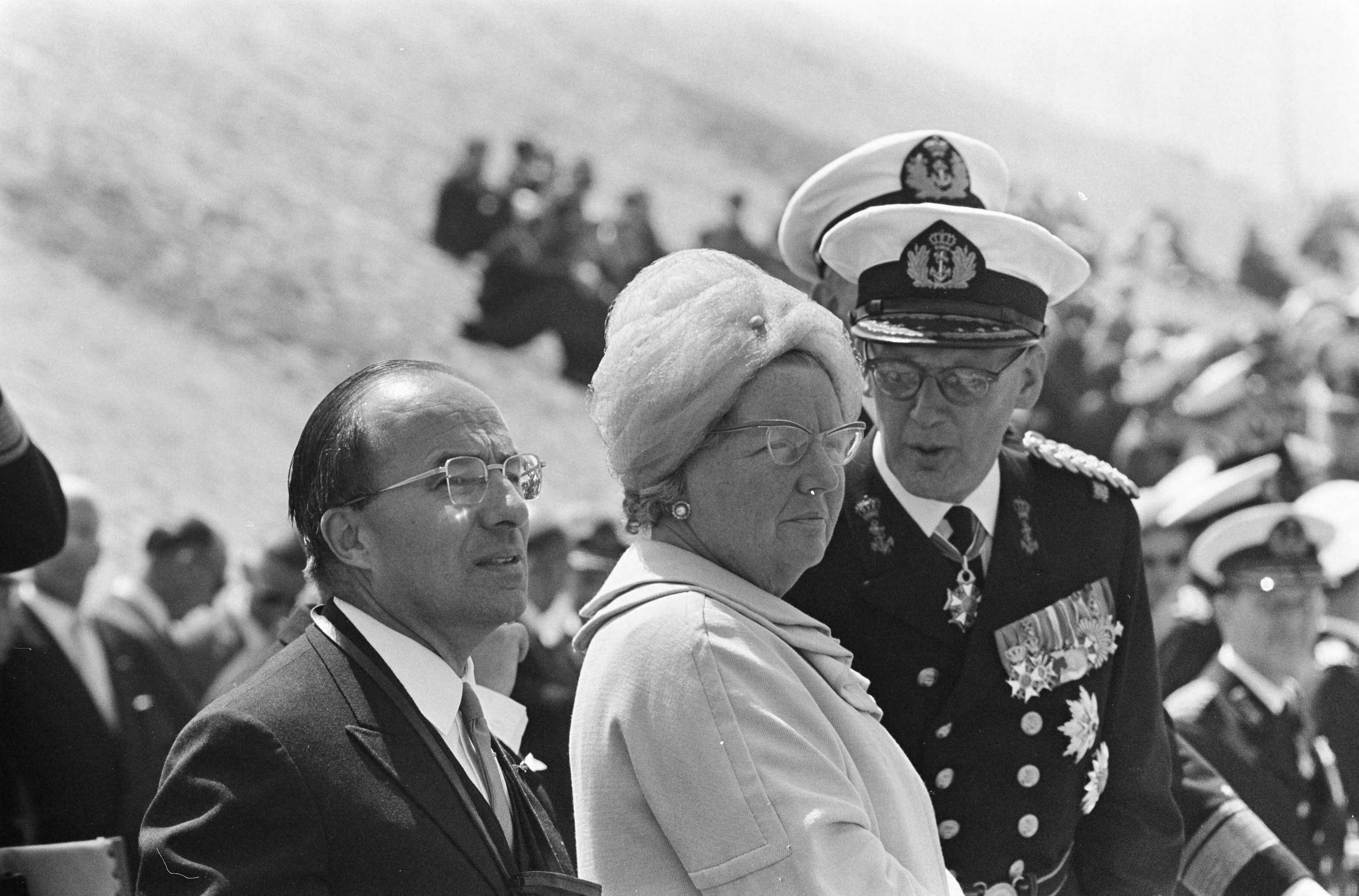Koningin Juliana onthult het Marinemonument te Scheveningen — Koningin Juliana en links premier Cals — Foto: Koch, Eric / Anefo. Licentie: Set B: Rechtenvrij / Publiek Domein. Bron: Nationaal Archief. http://hdl.handle.net/10648/aaee7444-d0b4-102d-bcf8-003048976d84