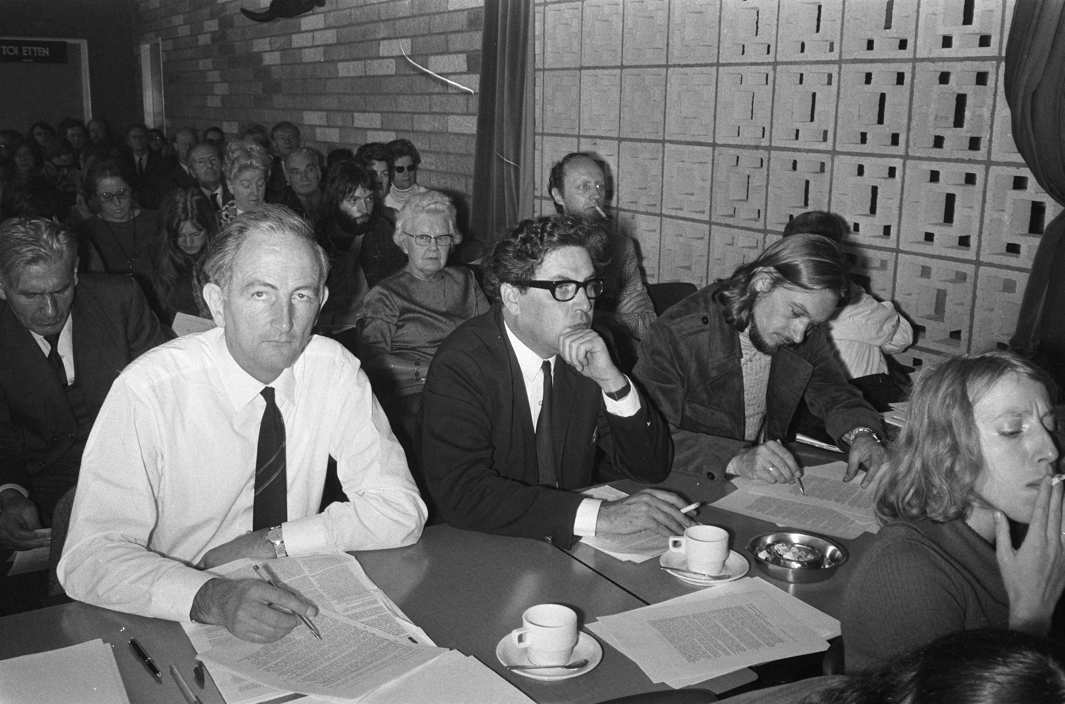 Fotocollectie Anefo — PSP Congres Groningen, v.l.n.r. Wiebenga, Van de Spek — Foto: Peters, Hans / Anefo. Licentie: Set B: Rechtenvrij / Publiek Domein. Bron: Nationaal Archief. http://hdl.handle.net/10648/abd433b2-d0b4-102d-bcf8-003048976d84