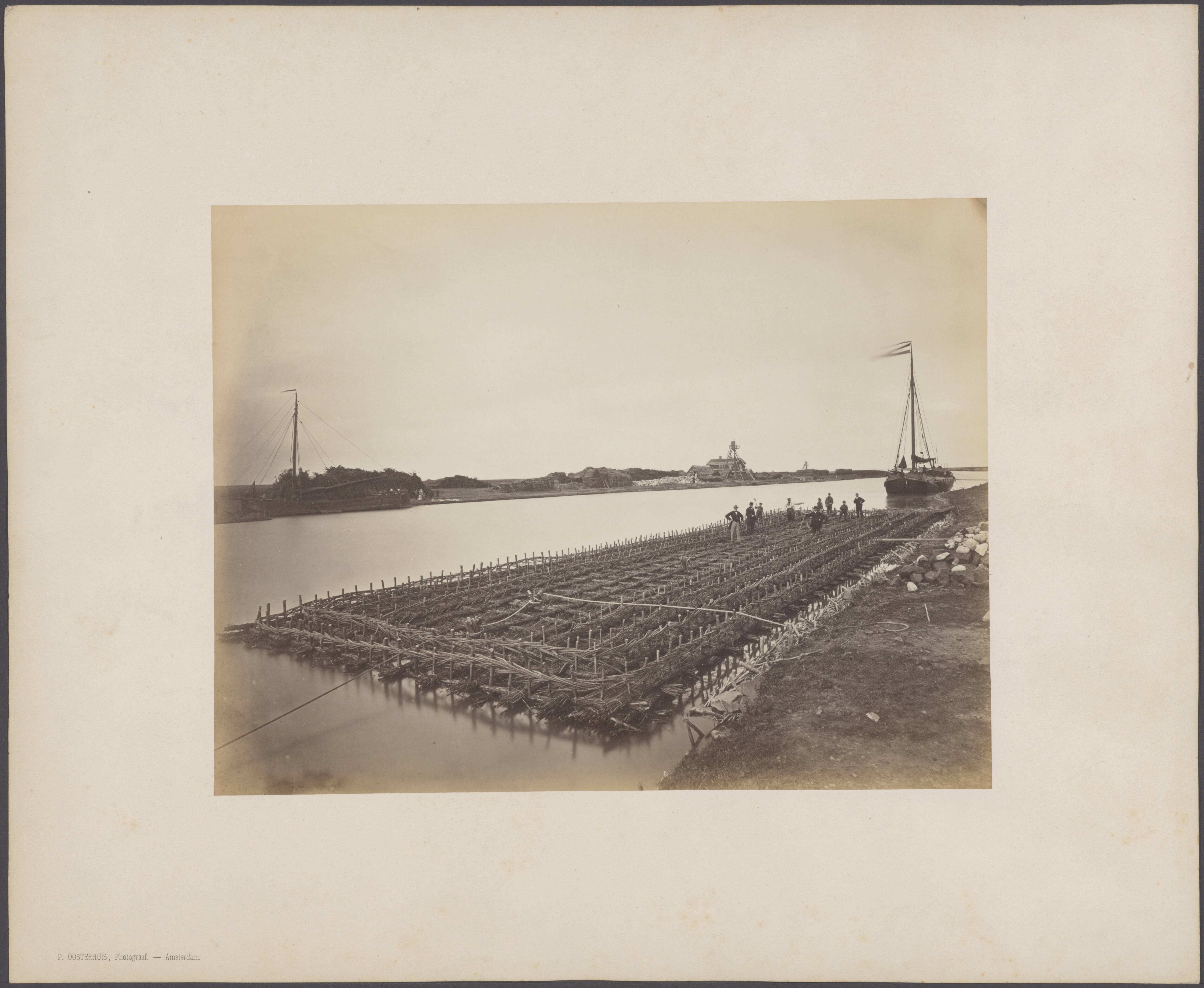 Voedingskanaal Zuid-Willemsvaart — Gezicht op de bouw van rijsmatten voor de bodembescherming van de betonfundering der waterkering te bouwen aan de mond van het voedingskanaal van de Maas naar de Zuid-Willemsvaart, bedoeld bij art. 1 van het tractaat van 12 mei 1863 betrekkelijk de waterafvoer — Foto: Oosterhuis, Pieter. Licentie: Set B: Rechtenvrij / Publiek Domein. Bron: Nationaal Archief. http://hdl.handle.net/10648/af0b07a4-d0b4-102d-bcf8-003048976d84