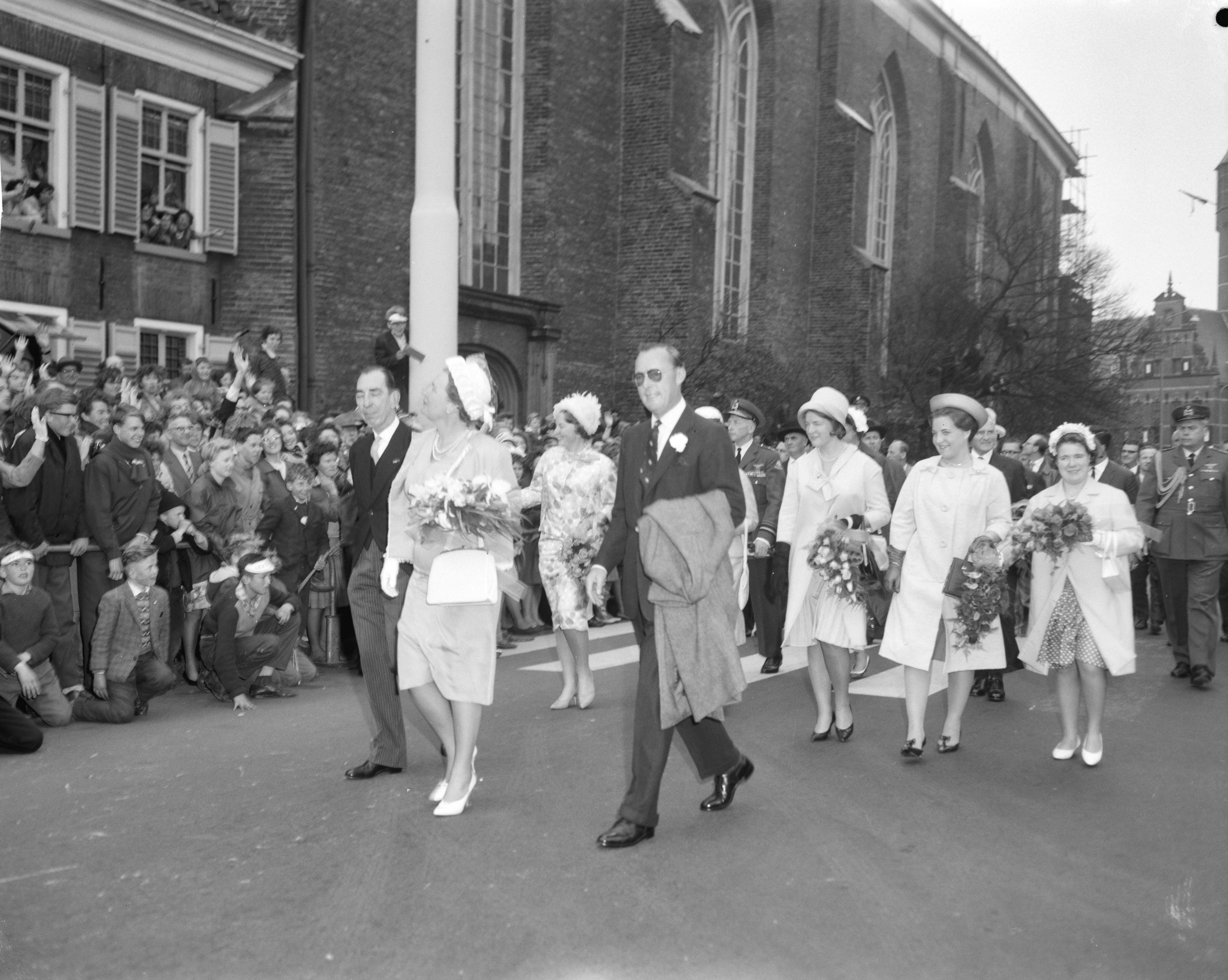Koninklijk bezoek aan Groningen en Friesland (1962) — Koninklijk bezoek aan Groningen — Foto: Bilsen, Joop van / Anefo. Licentie: Set B: Rechtenvrij / Publiek Domein. Bron: Nationaal Archief. http://hdl.handle.net/10648/aa06fa42-d0b4-102d-bcf8-003048976d84
