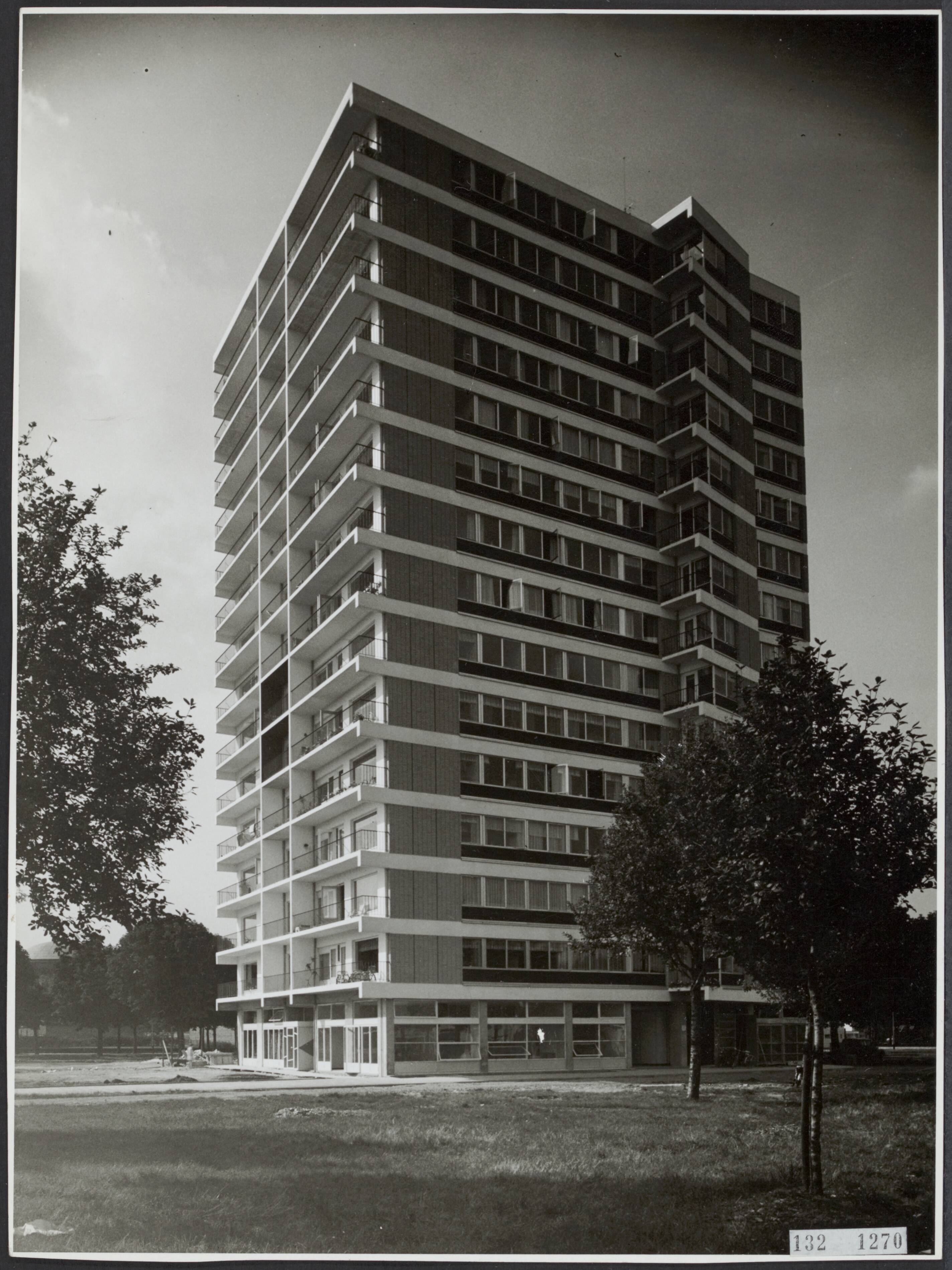Fotocollectie Rijksvoorlichtingsdienst Eigen — Flat Oranjeplein [Oranjepleinflat]. Maastricht. Arch. Gerard Holt (1960) — Foto: Lahaye, Frans. Licentie: Set B: Rechtenvrij / Publiek Domein. Bron: Nationaal Archief. http://hdl.handle.net/10648/af566b90-d0b4-102d-bcf8-003048976d84