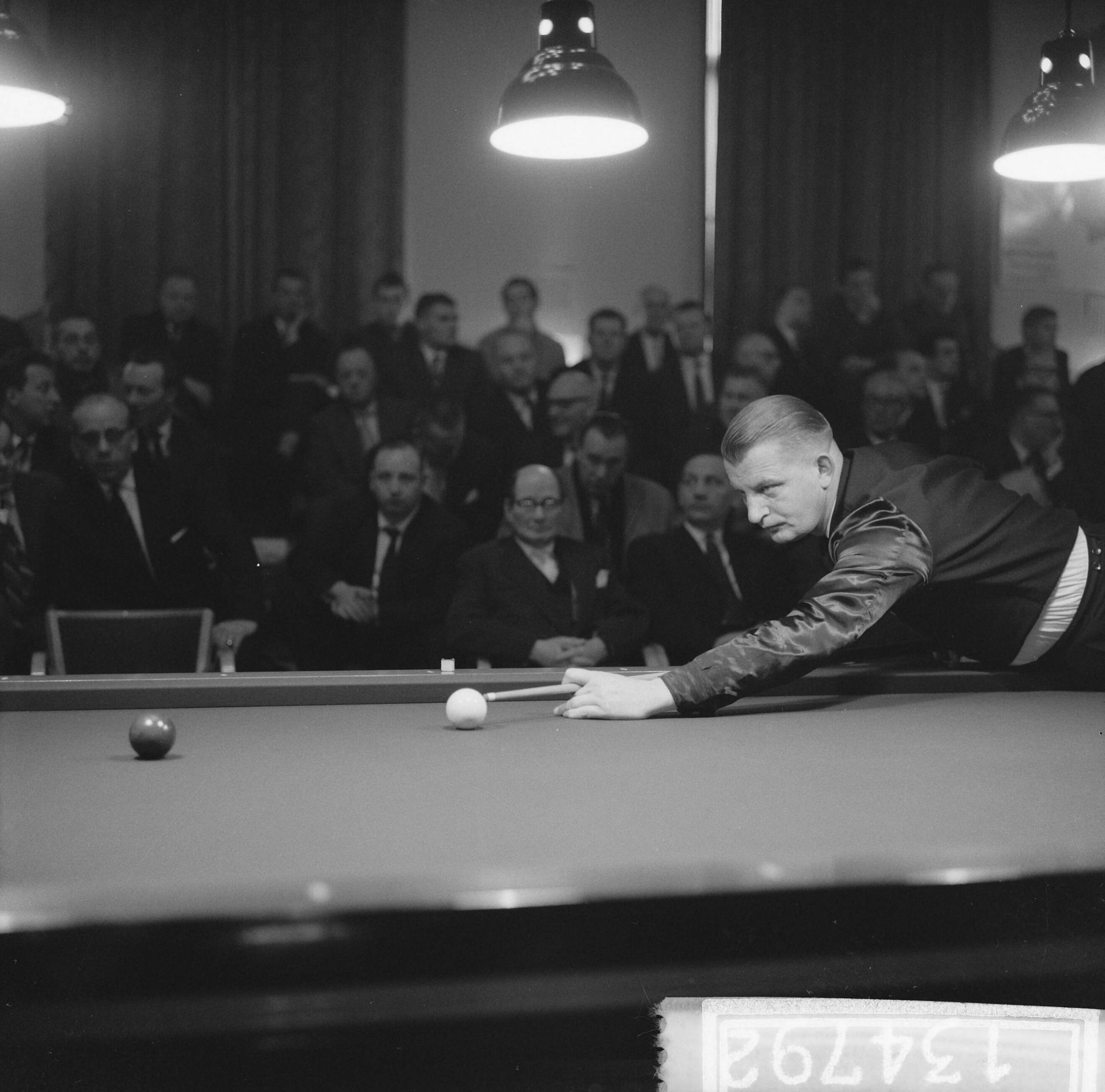 Fotocollectie Anefo — Biljarten Nederlandse Kampioenschappen Eerste Klasse Driebanden in Utrecht — Foto: Koch, Eric / Anefo. Licentie: Set B: Rechtenvrij / Publiek Domein. Bron: Nationaal Archief. http://hdl.handle.net/10648/a9f74106-d0b4-102d-bcf8-003048976d84