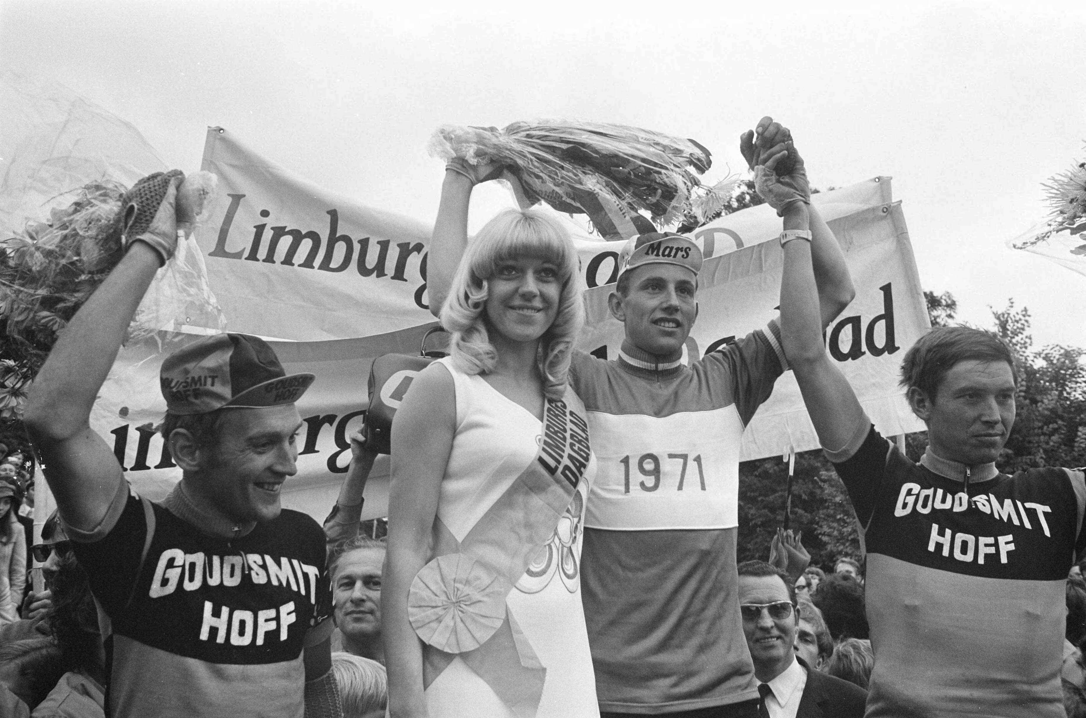 Nederlandse kampioenschappen wielrennen profs op Cauberg — Huldiging van de winnaars, v.l.n.r. Wim Prinsen (2de), rondemiss, Joop Zoetemelk (1ste) en Gerben Karstens (3de) — Foto: Fotograaf Onbekend / Anefo. Licentie: Set B: Rechtenvrij / Publiek Domein. Bron: Nationaal Archief. http://hdl.handle.net/10648/abc3e4e4-d0b4-102d-bcf8-003048976d84
