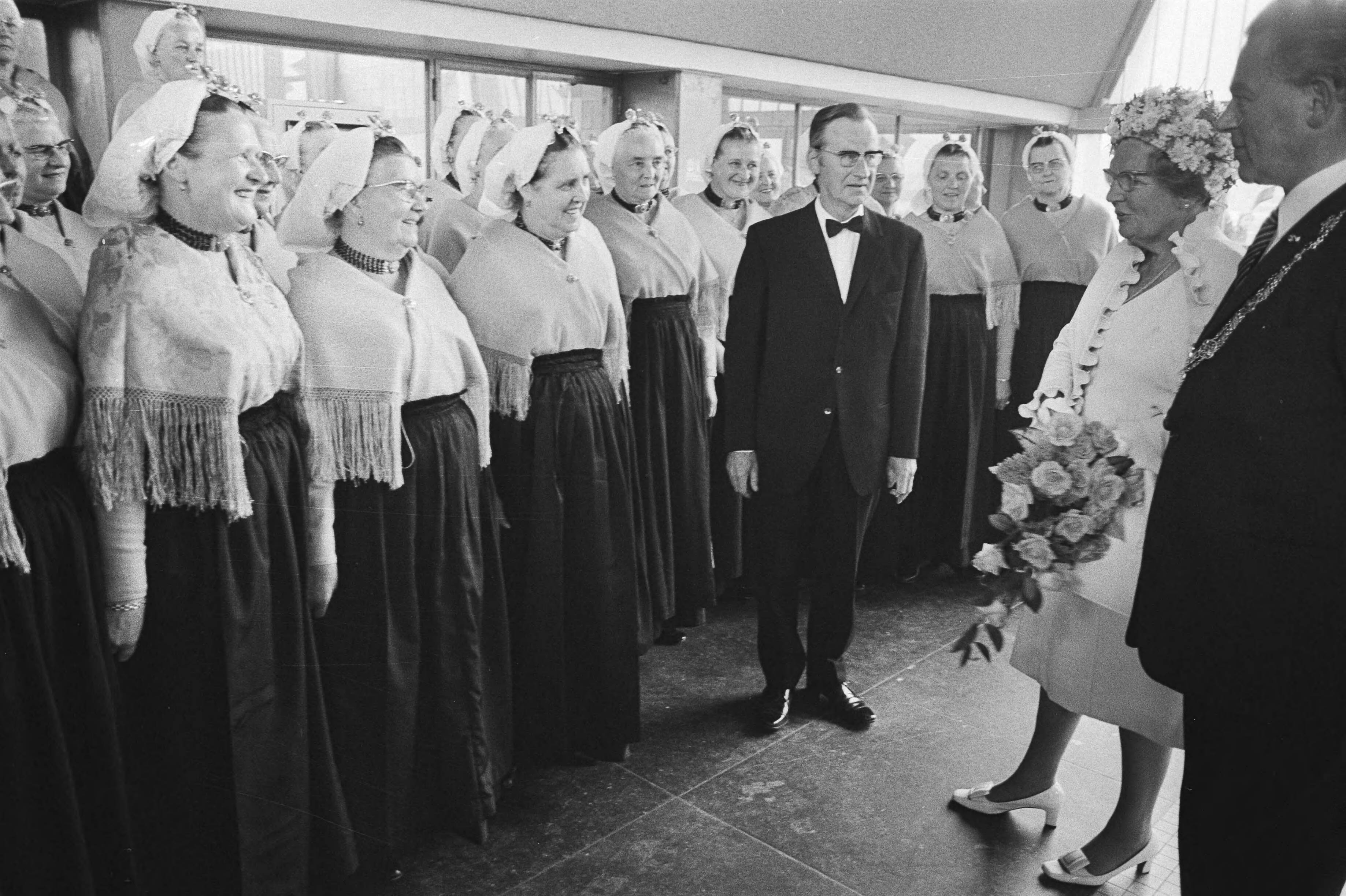 Hare Majesteit opent Havenmond, Scheveningen — Koningin Juliana met Scheveningse vrouwen — Foto: Fotograaf Onbekend / Anefo. Licentie: Set B: Rechtenvrij / Publiek Domein. Bron: Nationaal Archief. http://hdl.handle.net/10648/abc047bc-d0b4-102d-bcf8-003048976d84