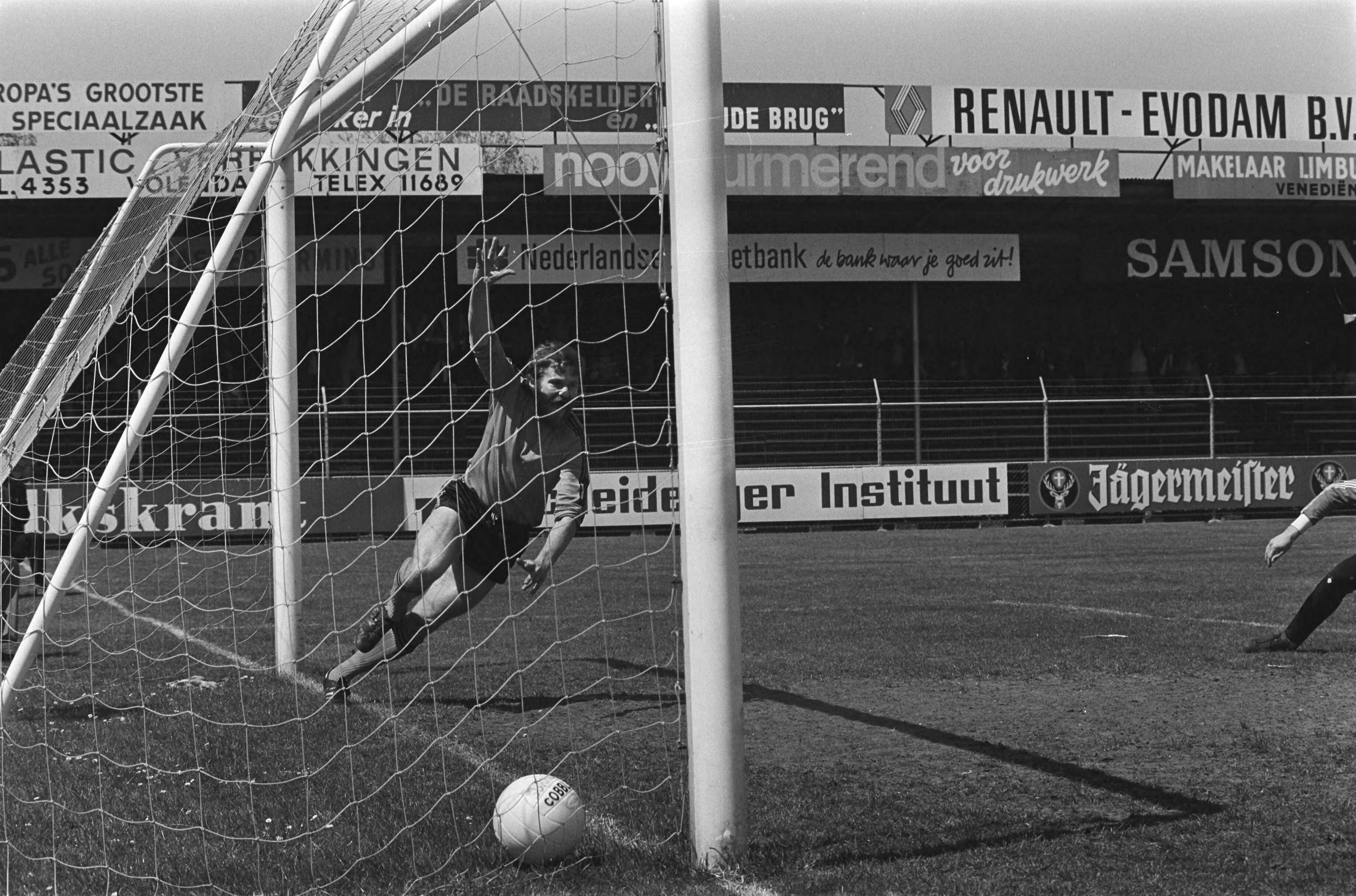 Fotocollectie Anefo — Volendam tegen SC Amersfoort, Cor Zonneveld juicht na het eerste doelpunt — Foto: Verhoeff, Bert / Anefo. Licentie: Set B: Rechtenvrij / Publiek Domein. Bron: Nationaal Archief. http://hdl.handle.net/10648/ac9c2372-d0b4-102d-bcf8-003048976d84