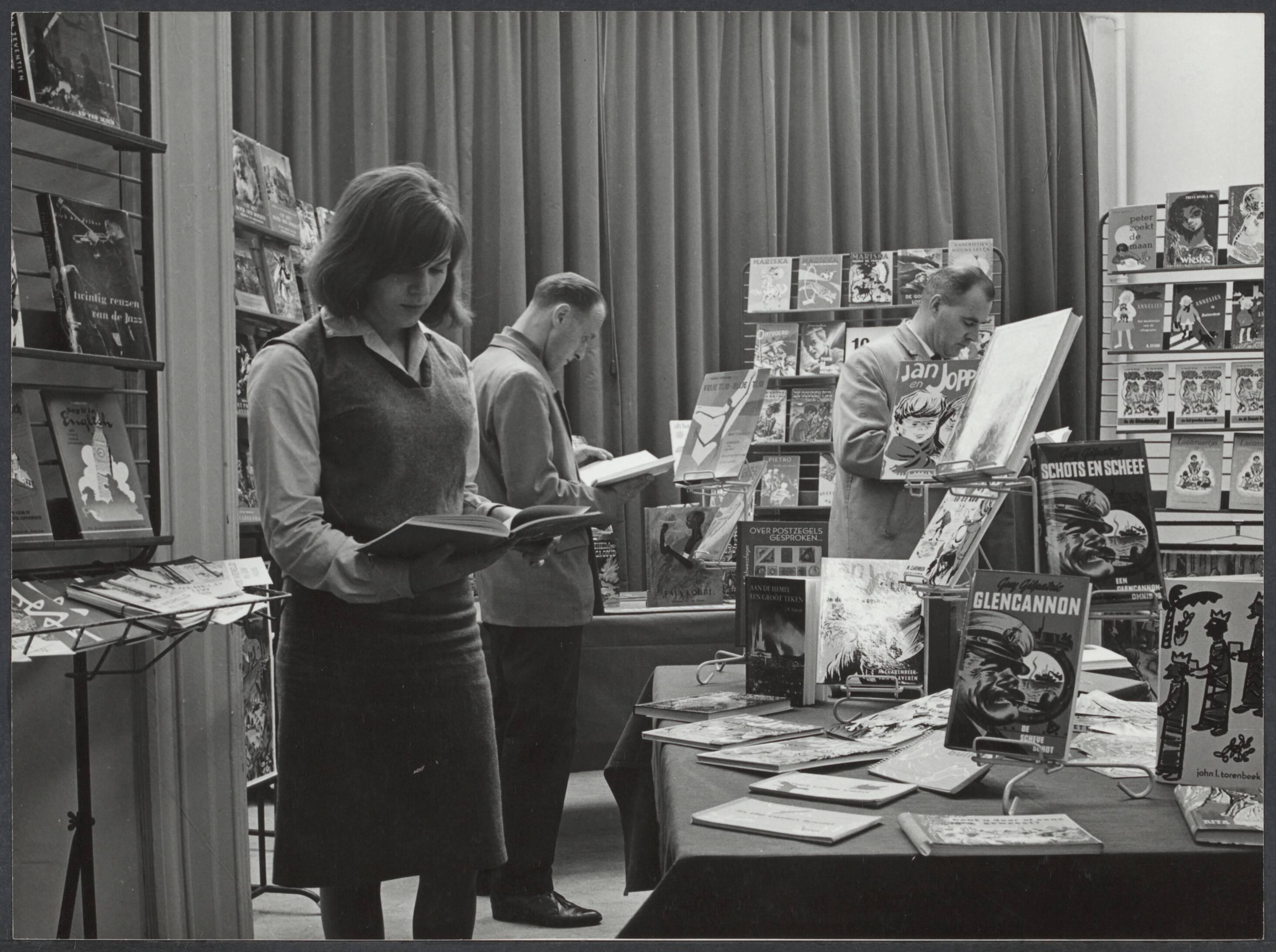 Spaarnestad, winstdeling, personeelsbibliotheek - Nederland — Serie: Personeelsbibliotheek. Het ene moment sta je op een boekententoonstelling, het volgende ogenblik ben je al op reis naar Suriname, naar de Maan of Scheveningen. De boeken slepen je mee, of je wilt of niet — Foto: Boer, F. de / Spaarnestad Photo (05887). Licentie: Set B: Rechtenvrij / Publiek Domein. Bron: Nationaal Archief. http://hdl.handle.net/10648/9f1d0839-ffb2-f6ce-a26d-798bdfb81a9a