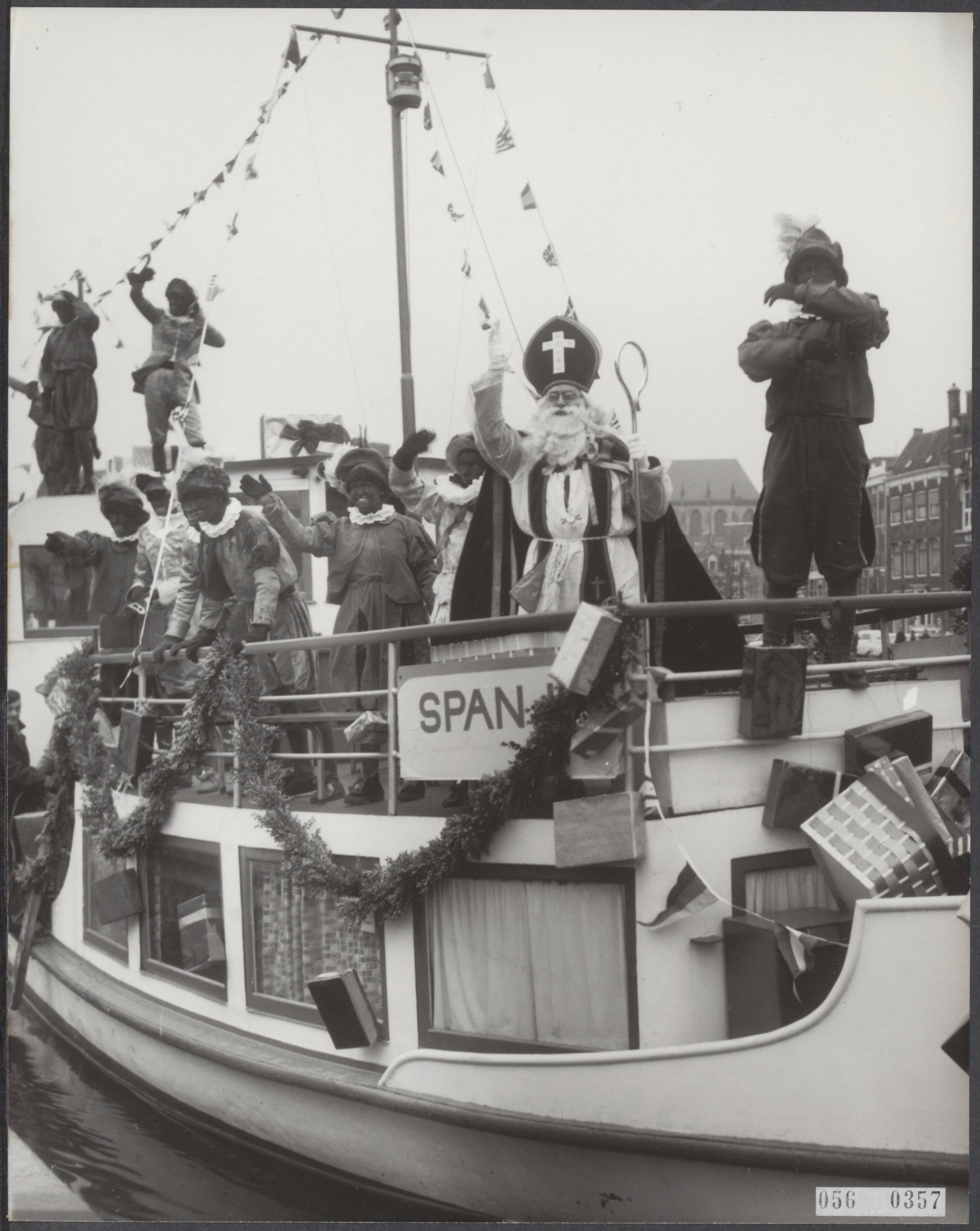Fotocollectie Elsevier Binnenland — Intocht van Sint Nicolaas in Haarlem — Foto: Fotograaf Onbekend / Anefo. Licentie: Set B: Rechtenvrij / Publiek Domein. Bron: Nationaal Archief. http://hdl.handle.net/10648/ae08aff0-d0b4-102d-bcf8-003048976d84