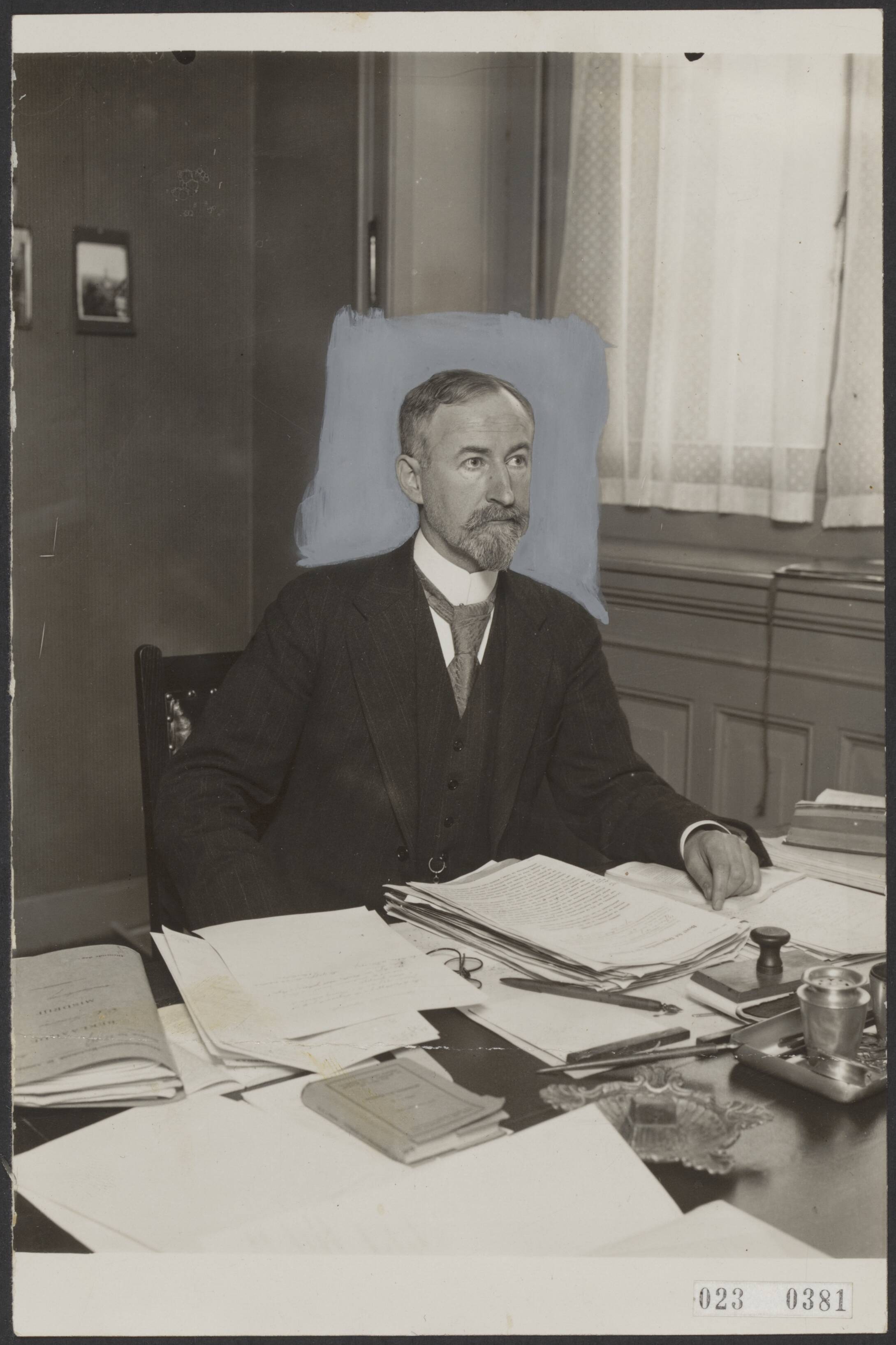 Fotocollectie Elsevier Binnenland — Mr. Dr. P. van Heijnsbergen, hoogleraar Strafrecht aan de Rijksuniversiteit Groningen — Foto: Internationaal Persfotobureau. Licentie: Set B: Rechtenvrij / Publiek Domein. Bron: Nationaal Archief. http://hdl.handle.net/10648/add489a0-d0b4-102d-bcf8-003048976d84
