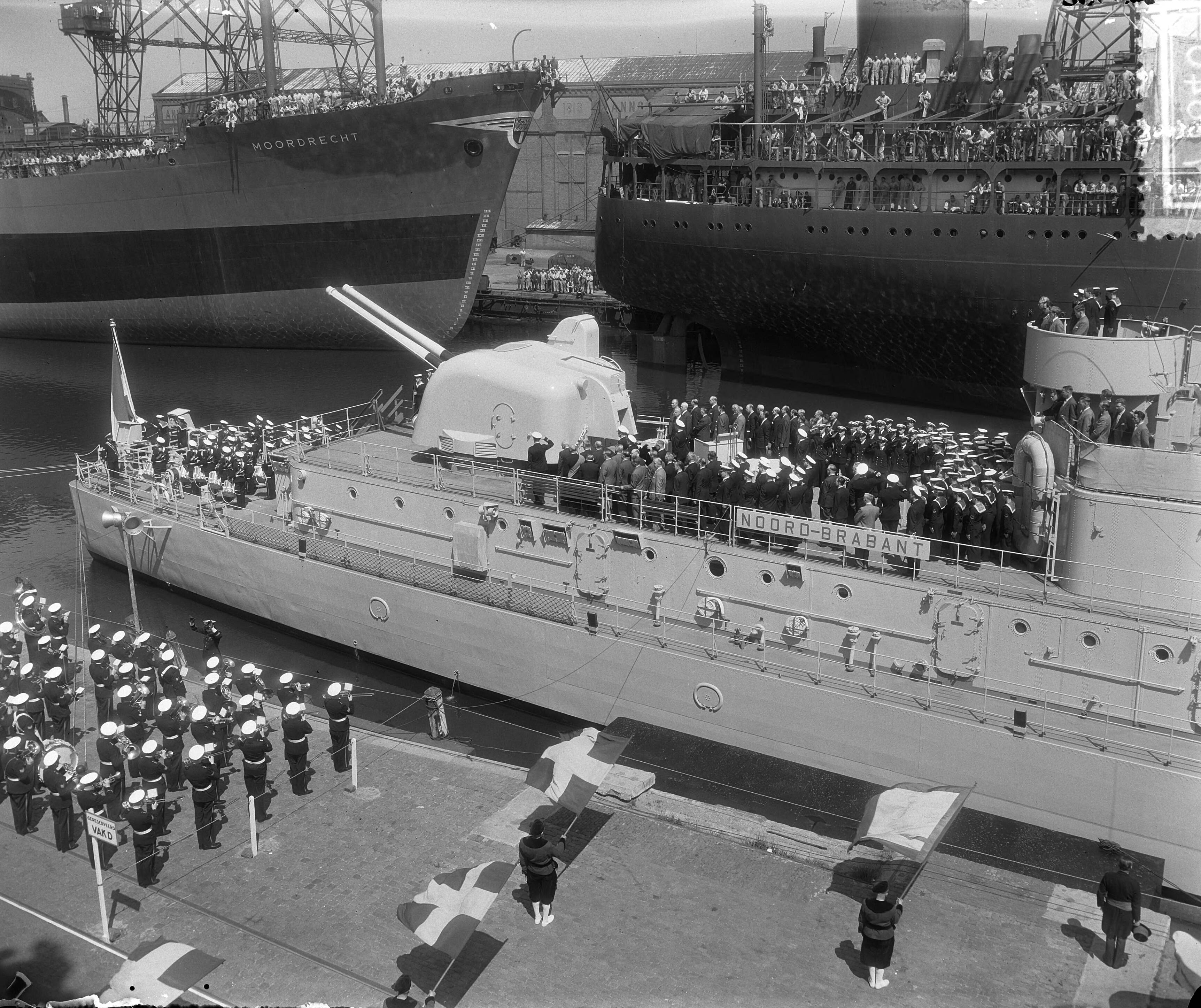 Fotocollectie Anefo — Overdracht onderzeebootjager Hr. Ms. "Noord Brabant" aan de Houtkade te Vlissingen — Foto: Rossem, Wim van / Anefo. Licentie: Set B: Rechtenvrij / Publiek Domein. Bron: Nationaal Archief. http://hdl.handle.net/10648/a93619fe-d0b4-102d-bcf8-003048976d84