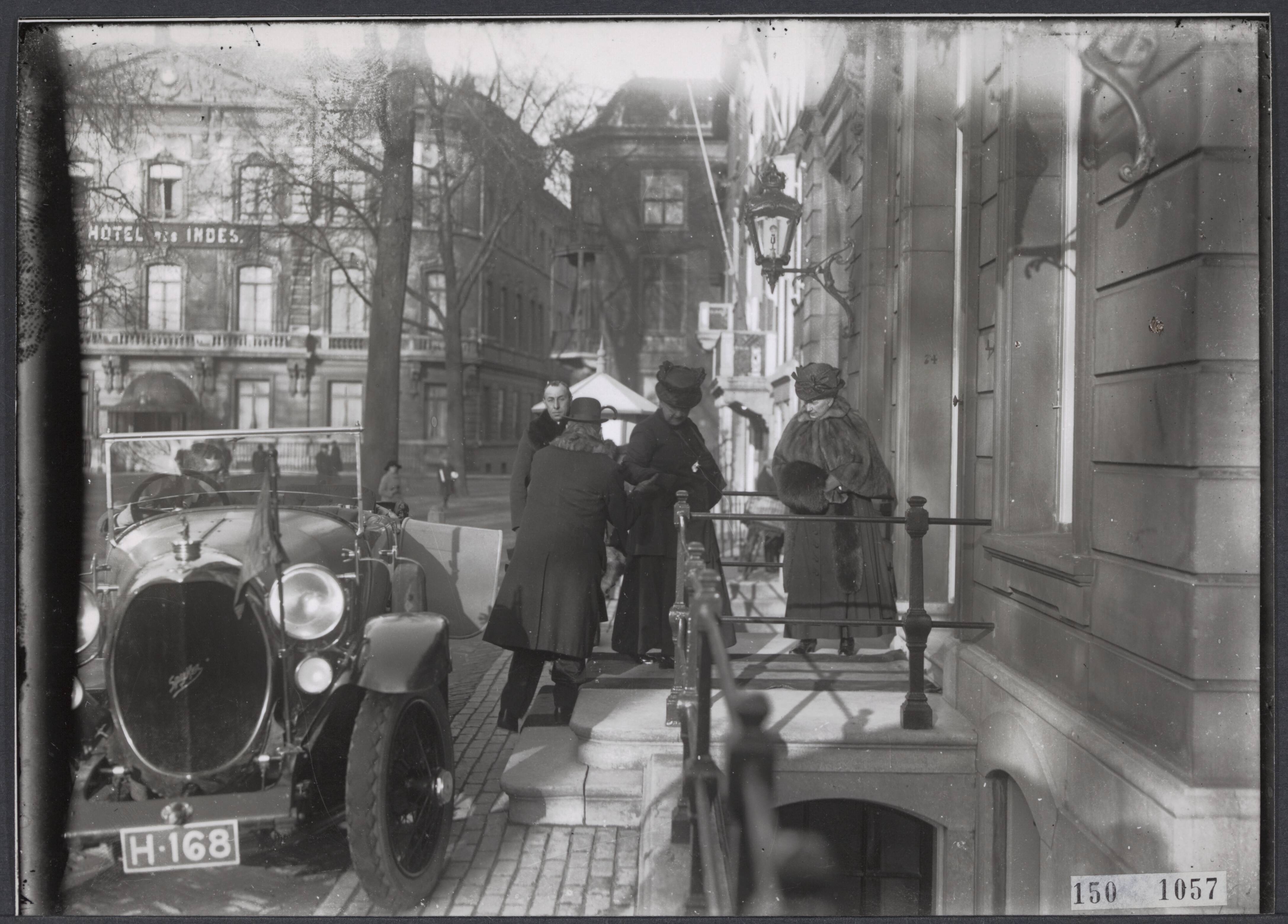 Foto's Koninkllijk Huis 1918-1939 (afdruk glasnegatieven) — Koningin Wilhelmina (in rouwkleding?) betreedt Paleis Lange Voorhout te Den Haag (ca. maart 1936?) — Foto: Onbekend / Publiek Domein of Rechtenvrij. Licentie: Set B: Rechtenvrij / Publiek Domein. Bron: Nationaal Archief. http://hdl.handle.net/10648/89eed666-7a6a-347a-fd3d-359ff745f283
