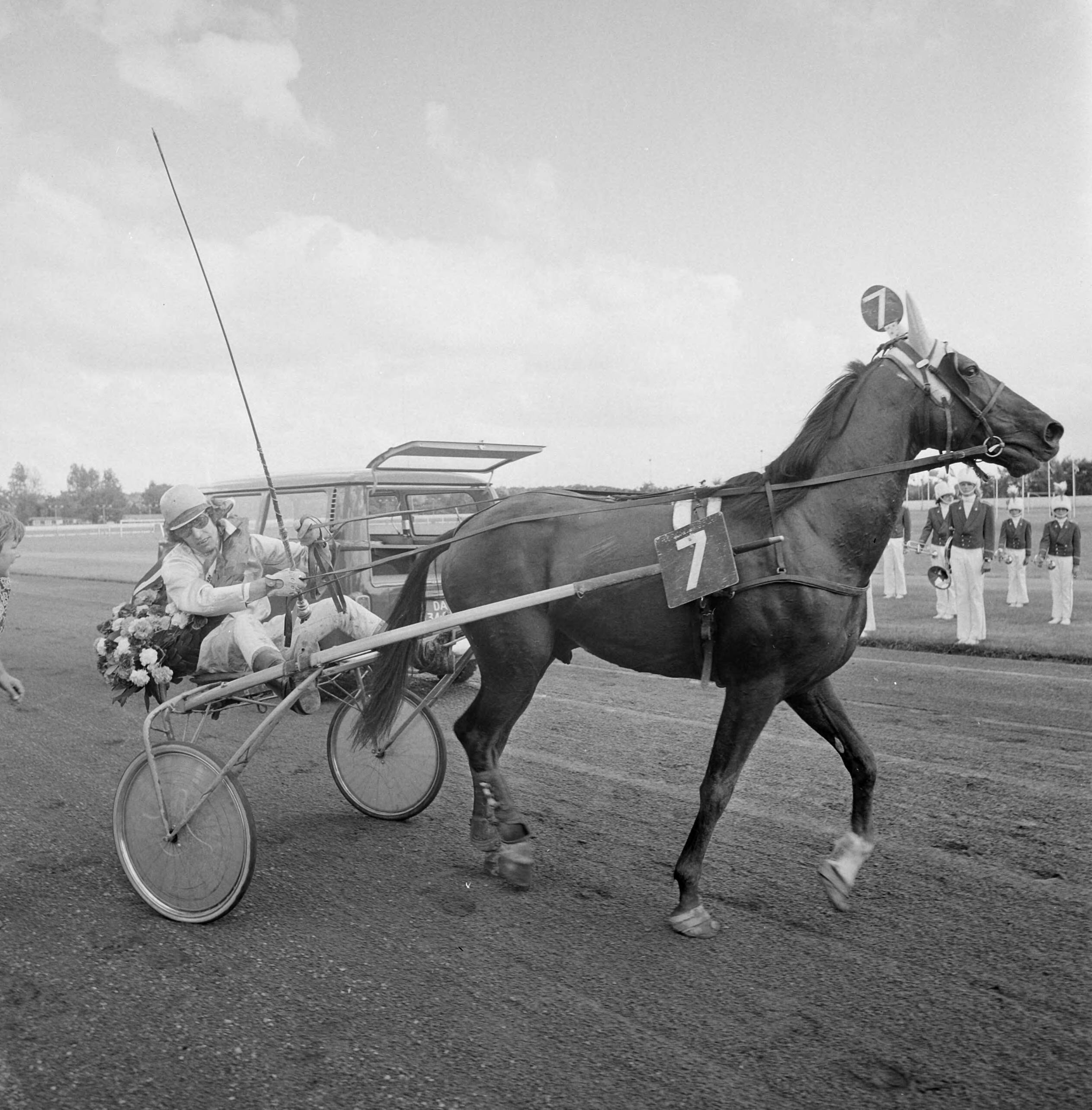 Fotocollectie Anefo — Draverij om Gouden Zweep te Hilversum, Jello met Van der Togt tijdens de ereronde — Foto: Mieremet, Rob / Anefo. Licentie: Set B: Rechtenvrij / Publiek Domein. Bron: Nationaal Archief. http://hdl.handle.net/10648/ac3139b8-d0b4-102d-bcf8-003048976d84