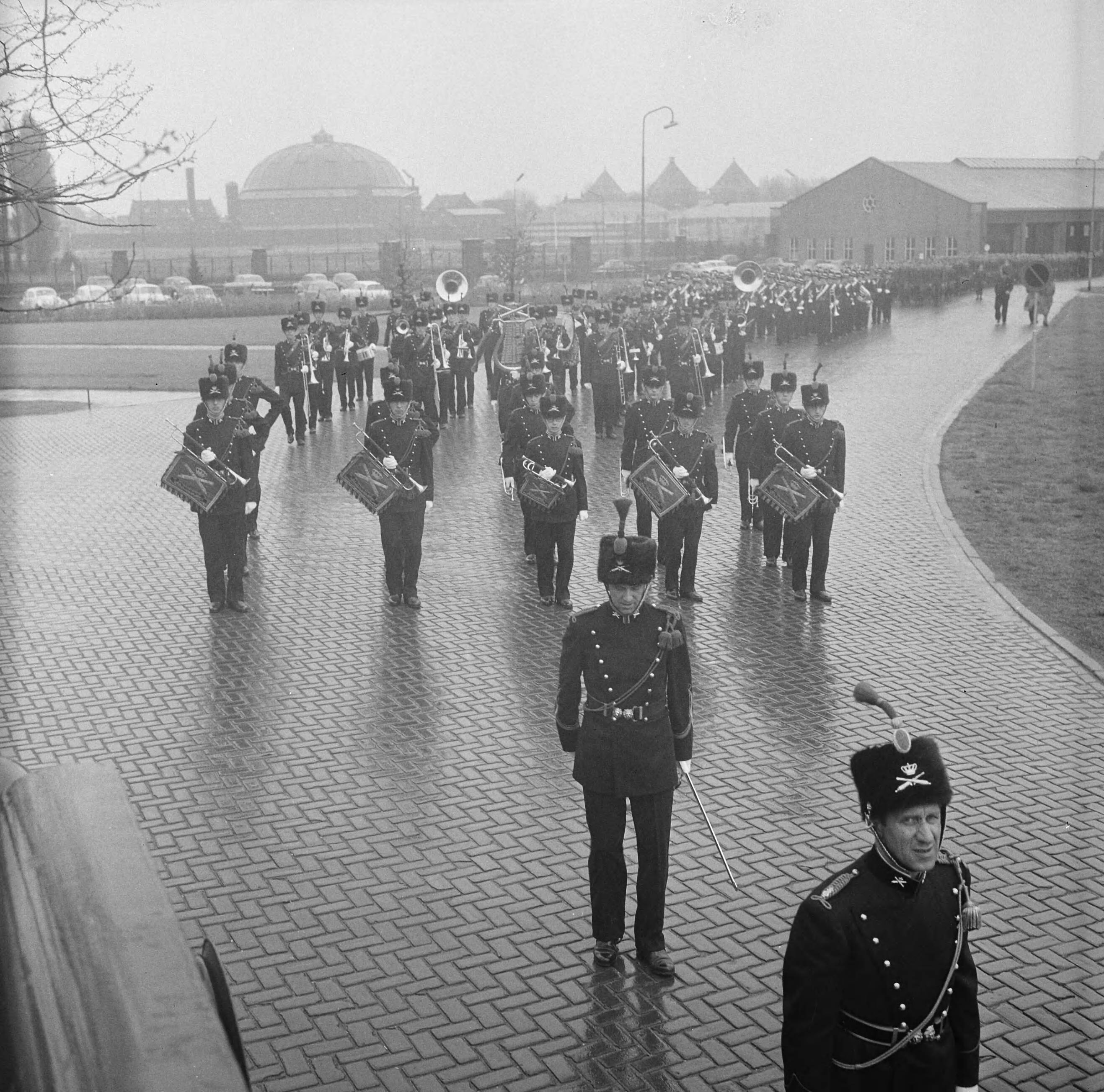 Fotocollectie Anefo — In de Chassé kazerne te Breda is het Artillerie Trompetterkorps officieel geïnstalleerd als fanfarekorps der Artillerie, door staatssecretaris J.C.E. Haex — Foto: Koch, Eric / Anefo. Licentie: Set B: Rechtenvrij / Publiek Domein. Bron: Nationaal Archief. http://hdl.handle.net/10648/aa67a856-d0b4-102d-bcf8-003048976d84