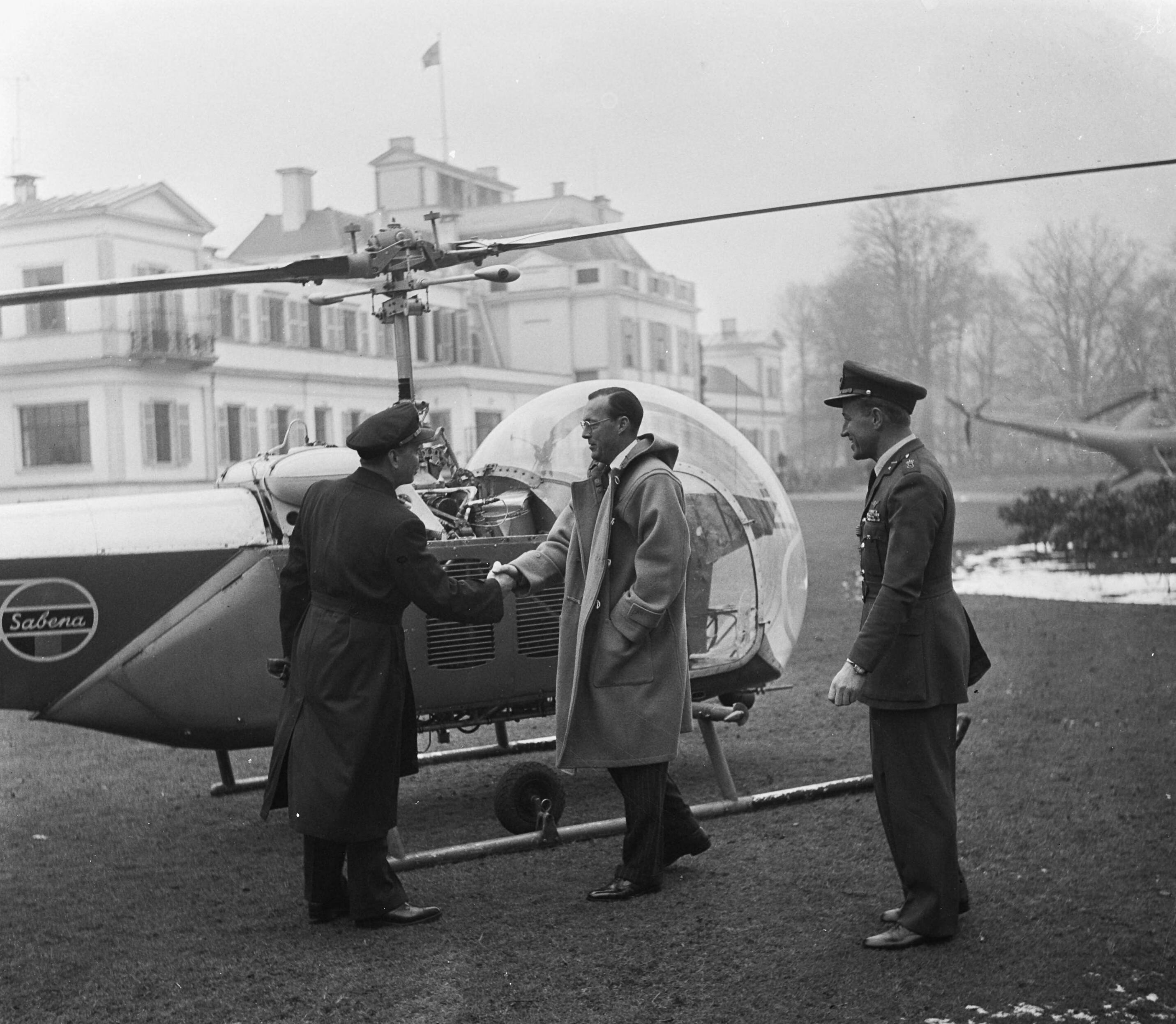 Fotocollectie Anefo — Afscheidsbezoek helicopters op Soestdijk — Foto: Noske, J.D. / Anefo. Licentie: Set B: Rechtenvrij / Publiek Domein. Bron: Nationaal Archief. http://hdl.handle.net/10648/a906ceba-d0b4-102d-bcf8-003048976d84