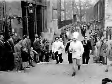 Fotocollectie Anefo — Internationale kelnersrace in Maastricht — Foto: Behrens, Herbert F. / Anefo. Licentie: Set B: Rechtenvrij / Publiek Domein. Bron: Nationaal Archief. http://hdl.handle.net/10648/a96c0258-d0b4-102d-bcf8-003048976d84