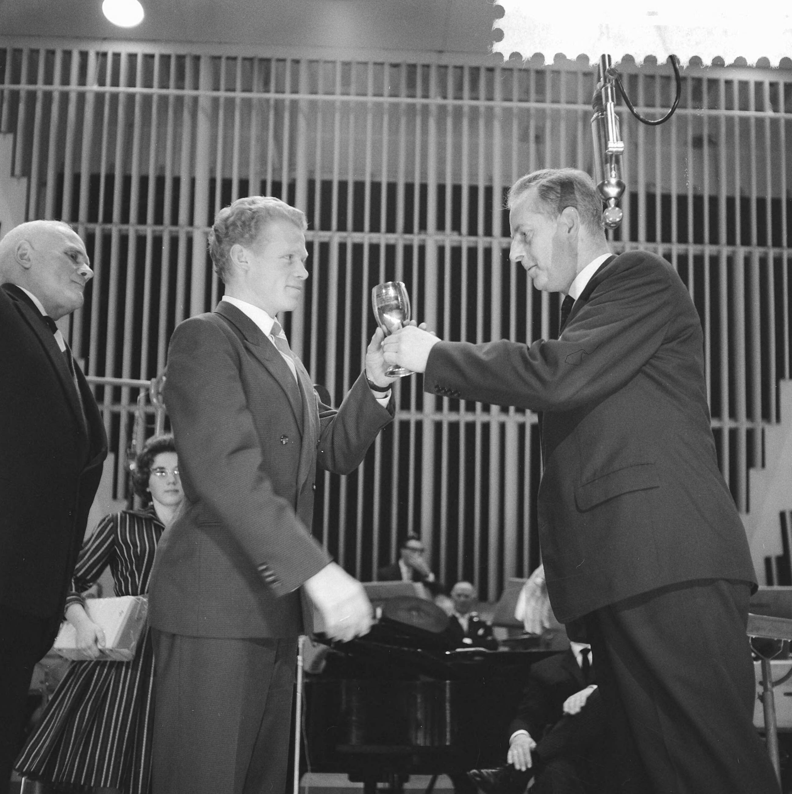 Fotocollectie Anefo — Verkiezing Sportman, Sportvrouw en Sportstad van het jaar. De directeur AVRO, D. Repko, overhandigt de beker aan wielrenner Arie van Houwelingen — Foto: Lindeboom, Henk / Anefo. Licentie: Set B: Rechtenvrij / Publiek Domein. Bron: Nationaal Archief. http://hdl.handle.net/10648/a9a4dfec-d0b4-102d-bcf8-003048976d84