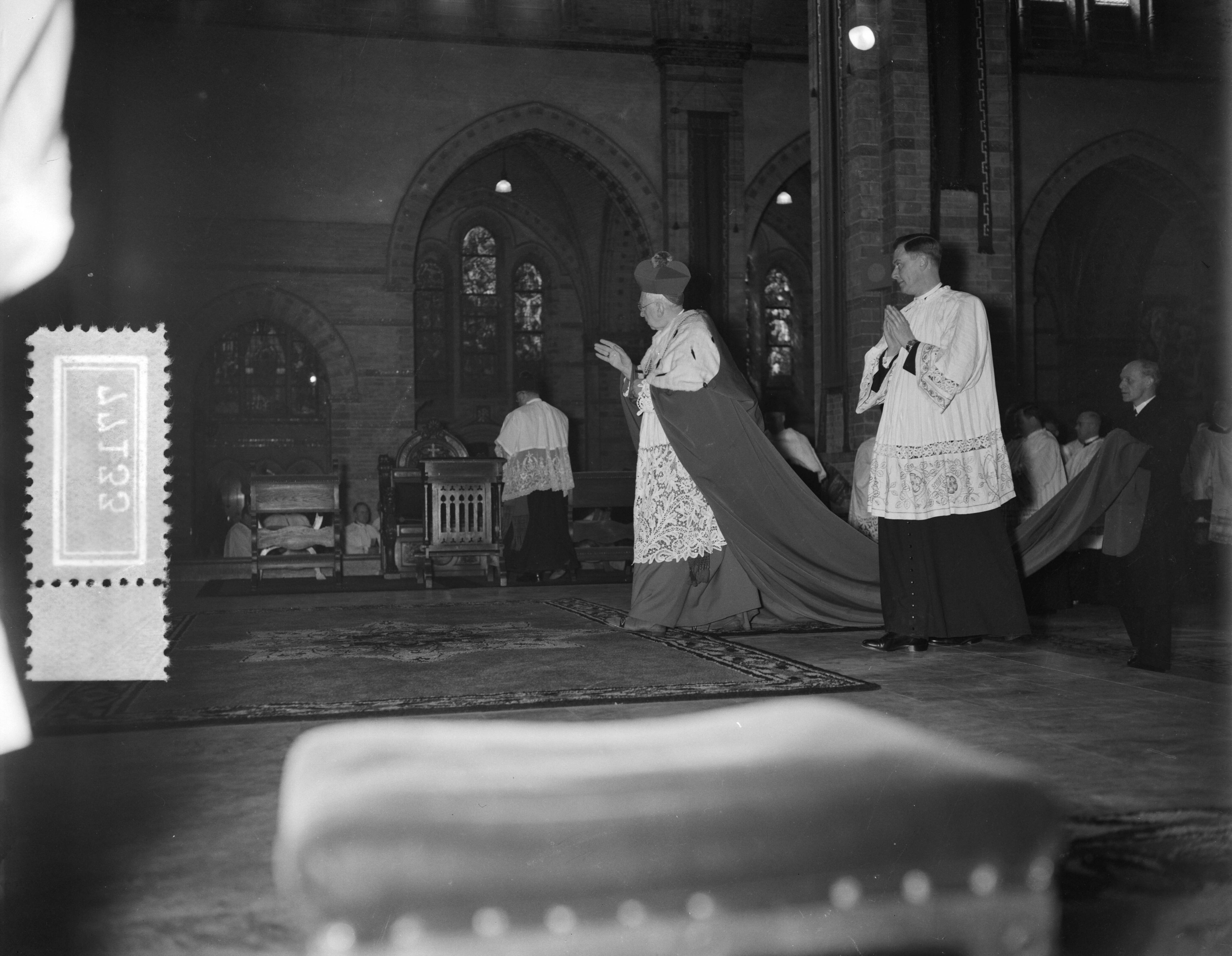 Fotocollectie Anefo — Priesters van het Rotterdams diocees nemen afscheid van de bisschop van Haarlem, mgr. J.P. Huibers — Foto: Rossem, Wim van / Anefo. Licentie: Set B: Rechtenvrij / Publiek Domein. Bron: Nationaal Archief. http://hdl.handle.net/10648/a946a026-d0b4-102d-bcf8-003048976d84
