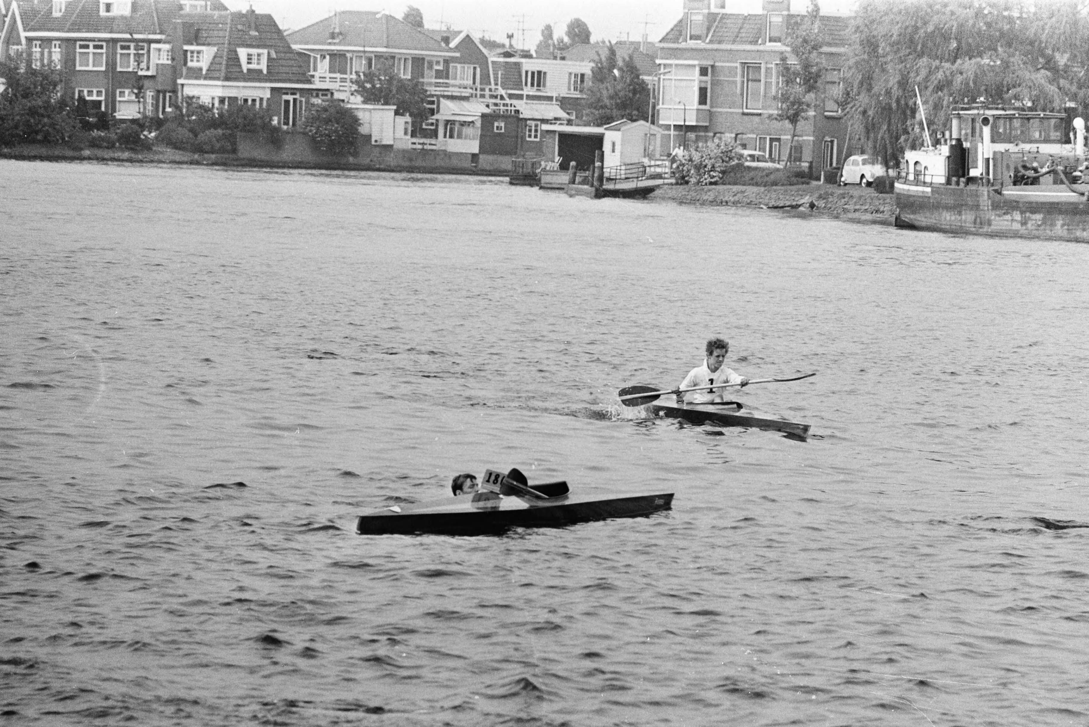 Fotocollectie Anefo — Internationale kanowedstrijden Zaandam; zie ook nr. 235781 — Foto: Verhoeff, Bert / Anefo. Licentie: Set B: Rechtenvrij / Publiek Domein. Bron: Nationaal Archief. http://hdl.handle.net/10648/ab9934ba-d0b4-102d-bcf8-003048976d84