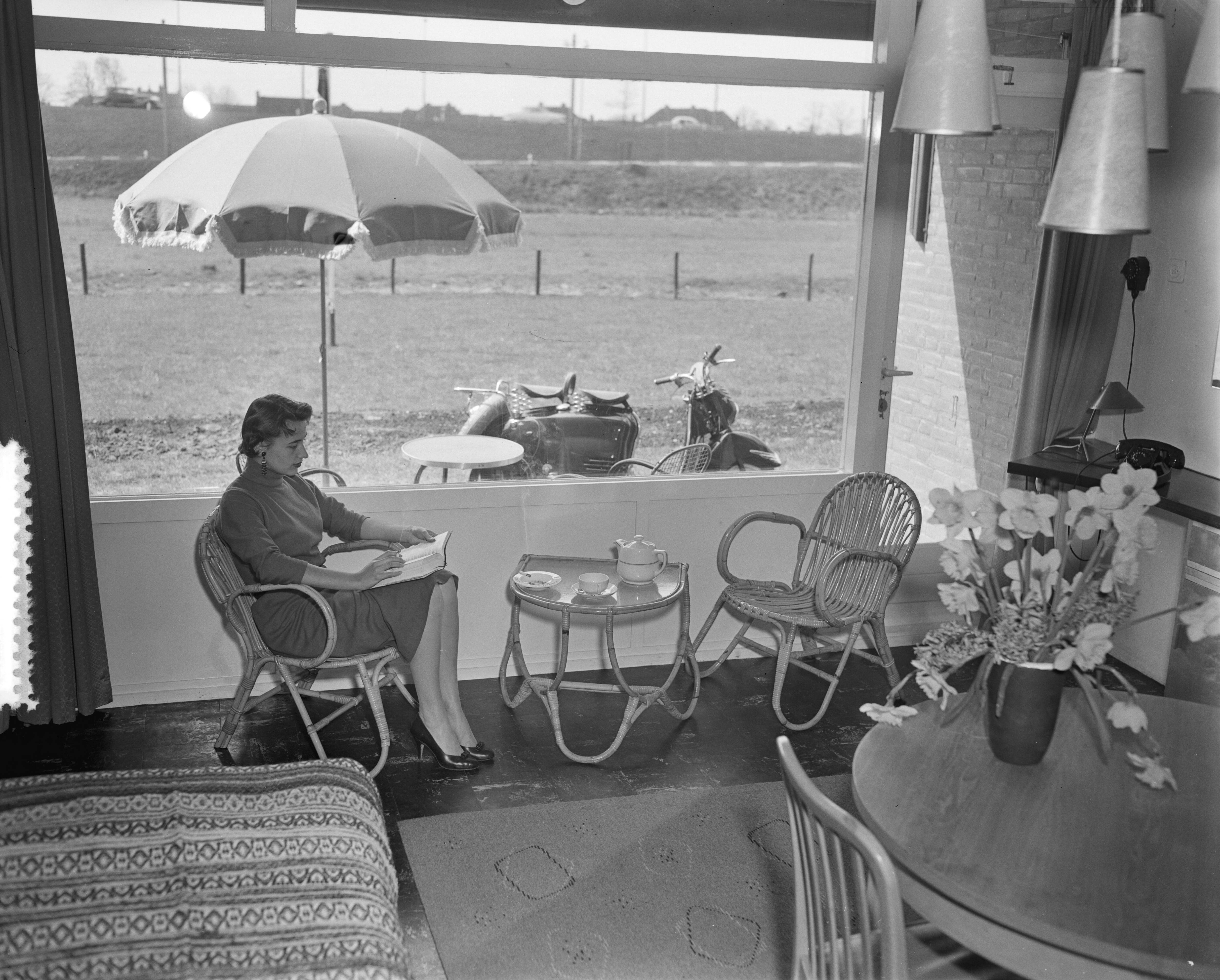 Motel aan de Rijksweg te Voorburg — Motel "Hoornwijck" aan de Rijksweg te Voorburg. Interieur kamer — Foto: Pot, Harry / Anefo. Licentie: Set B: Rechtenvrij / Publiek Domein. Bron: Nationaal Archief. http://hdl.handle.net/10648/a947273a-d0b4-102d-bcf8-003048976d84