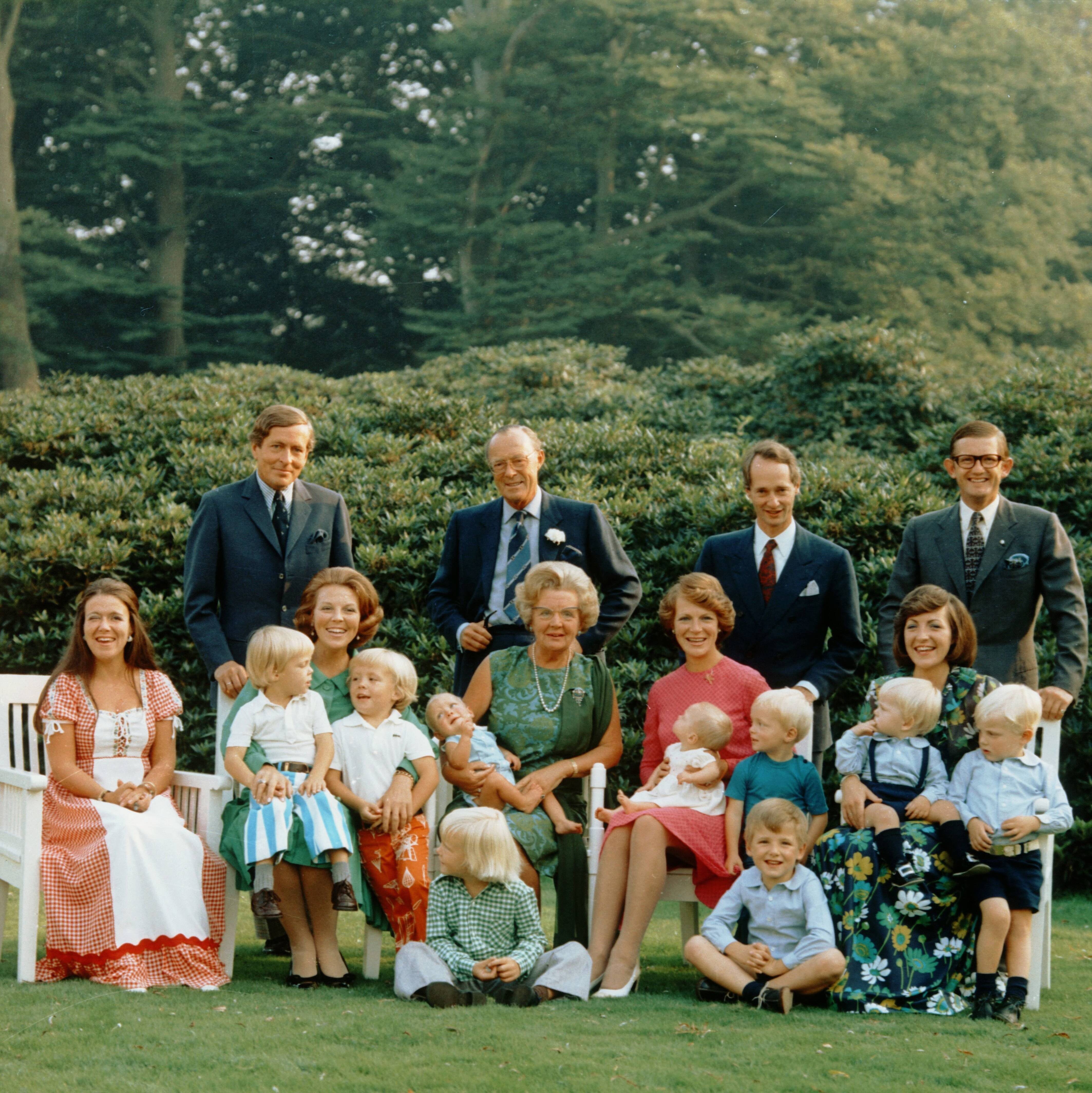Fotocollectie RVD / Koninklijk Huis — Koninklijke familie in de tuin van paleis Soestdijk Staand achter: Prins Claus, Prins Bernhard en mr. Pieter van Vollenhoven Zitend: Prinses Christina, Prinses Beatrix met de prinsen Constantijn en Johan Friso, Koningin Juliana met prins Jaime, Prinses Irene met Prinses Margarita en Prins Carlos, Prinses Margriet met de Prinsen Pieter-Christiaan en Bernhard jr. Vooraan zitten Prins Willem-Alexander en Prins Maurits — Foto: Koot, Max / RVD. Licentie: Set B: Rechtenvrij / Publiek Domein. Bron: Nationaal Archief. http://hdl.handle.net/10648/afabc4d2-d0b4-102d-bcf8-003048976d84