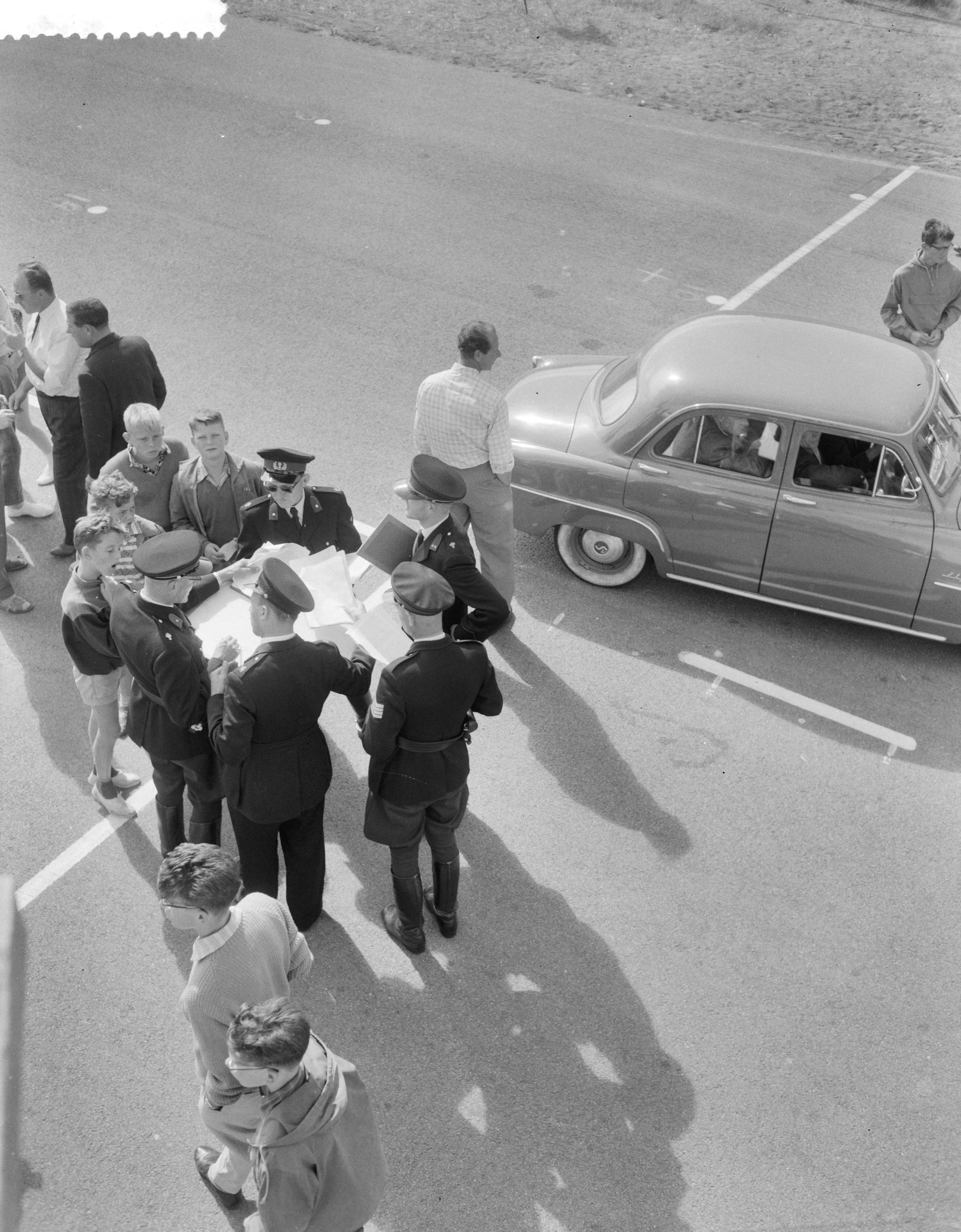 Fotocollectie Anefo — Voorbereidingen voor wereldkampioenschappen op de weg in Zandvoort, Zandvoortse politie bespreekt de verkeersssituatie — Foto: Bilsen, Joop van / Anefo. Licentie: Set B: Rechtenvrij / Publiek Domein. Bron: Nationaal Archief. http://hdl.handle.net/10648/a99b15ac-d0b4-102d-bcf8-003048976d84