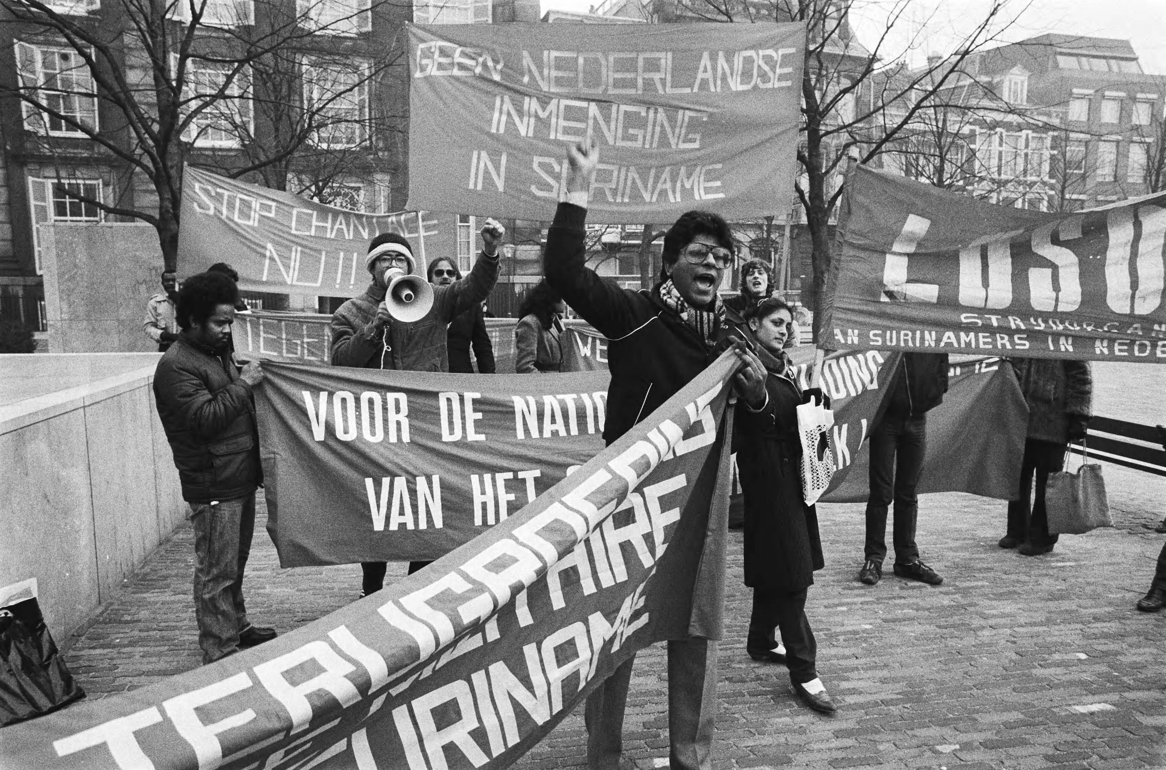Fotocollectie Anefo — Leden Landelijke Organisatie Surinamers in Nederland (LOSIN) demonstreren in Den Haag — Foto: Croes, Rob C. / Anefo. Licentie: Set B: Rechtenvrij / Publiek Domein. Bron: Nationaal Archief. http://hdl.handle.net/10648/ad110ade-d0b4-102d-bcf8-003048976d84