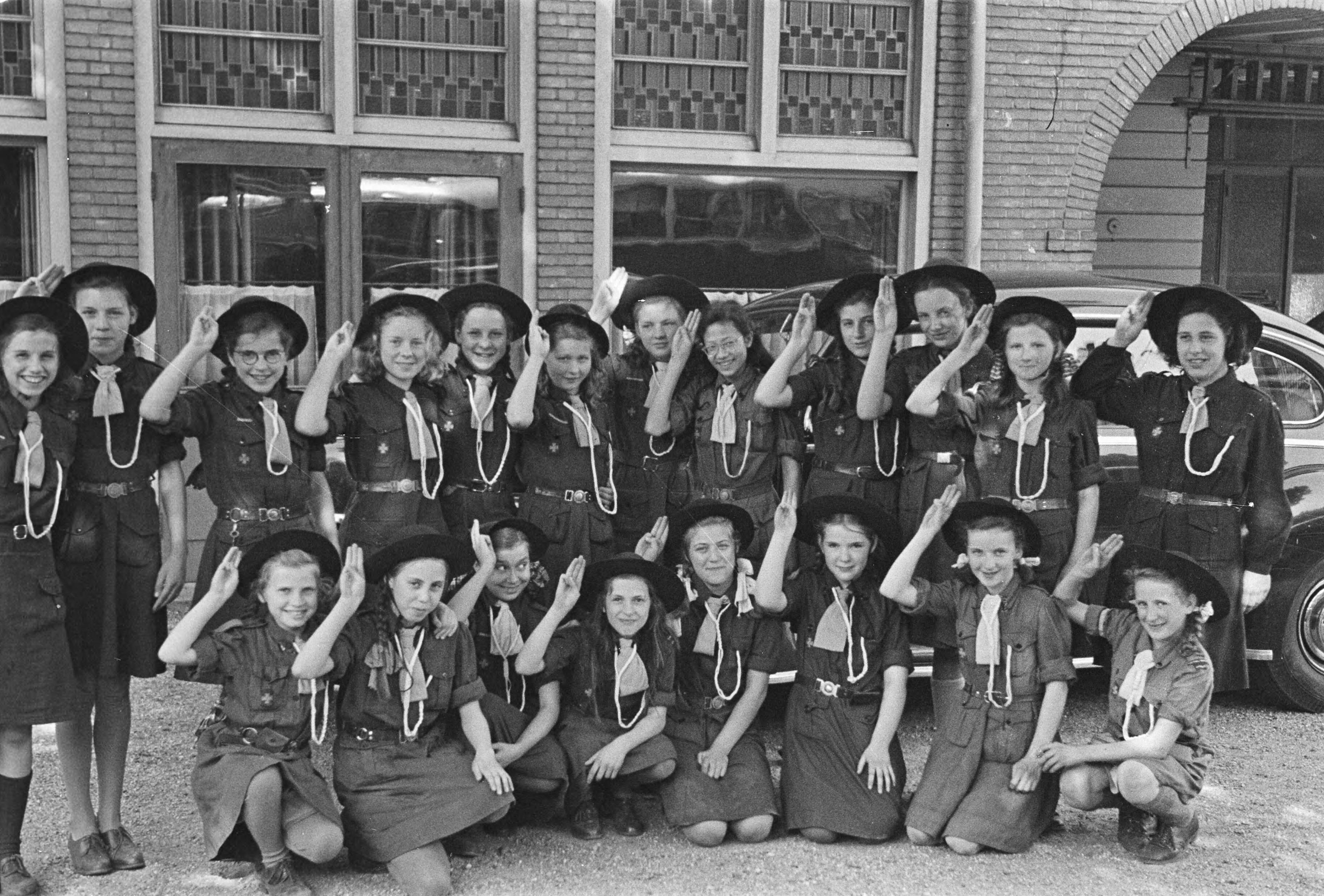 Fotocollectie Anefo — Padvindsters Utrecht groepje / twee negatieven — Foto: Moedrik, D. / Anefo. Licentie: Set B: Rechtenvrij / Publiek Domein. Bron: Nationaal Archief. http://hdl.handle.net/10648/a8b5a8dc-d0b4-102d-bcf8-003048976d84