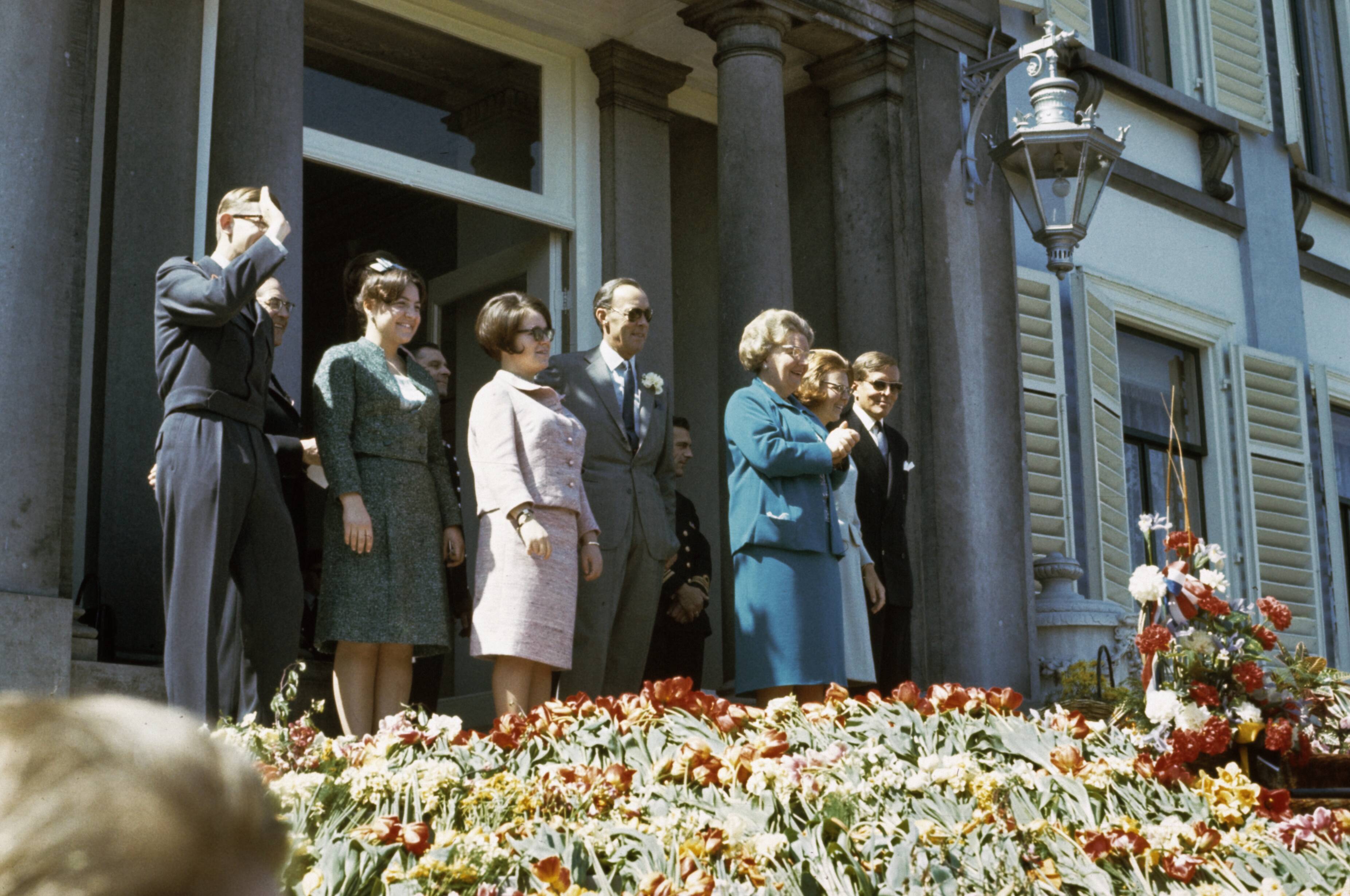 Koninginnedag 1965 — Koninginnedag 1966. Defilé paleis Soestdijk — Foto: Fotograaf Onbekend / Anefo. Licentie: Set B: Rechtenvrij / Publiek Domein. Bron: Nationaal Archief. http://hdl.handle.net/10648/ad8d9f18-d0b4-102d-bcf8-003048976d84