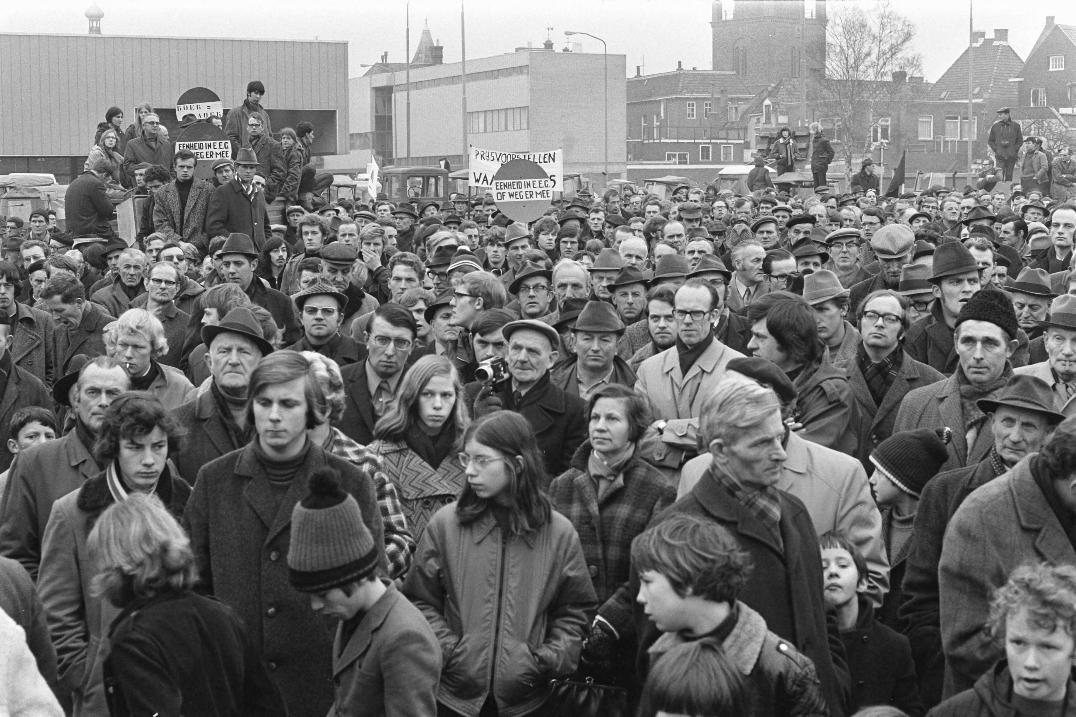 Fotocollectie Anefo — Boeren demonstreren tegen landbouwprijzen EEG in Winschoten overzicht demonstratie — Foto: Croes, Rob C. / Anefo. Licentie: Set B: Rechtenvrij / Publiek Domein. Bron: Nationaal Archief. http://hdl.handle.net/10648/abe23052-d0b4-102d-bcf8-003048976d84