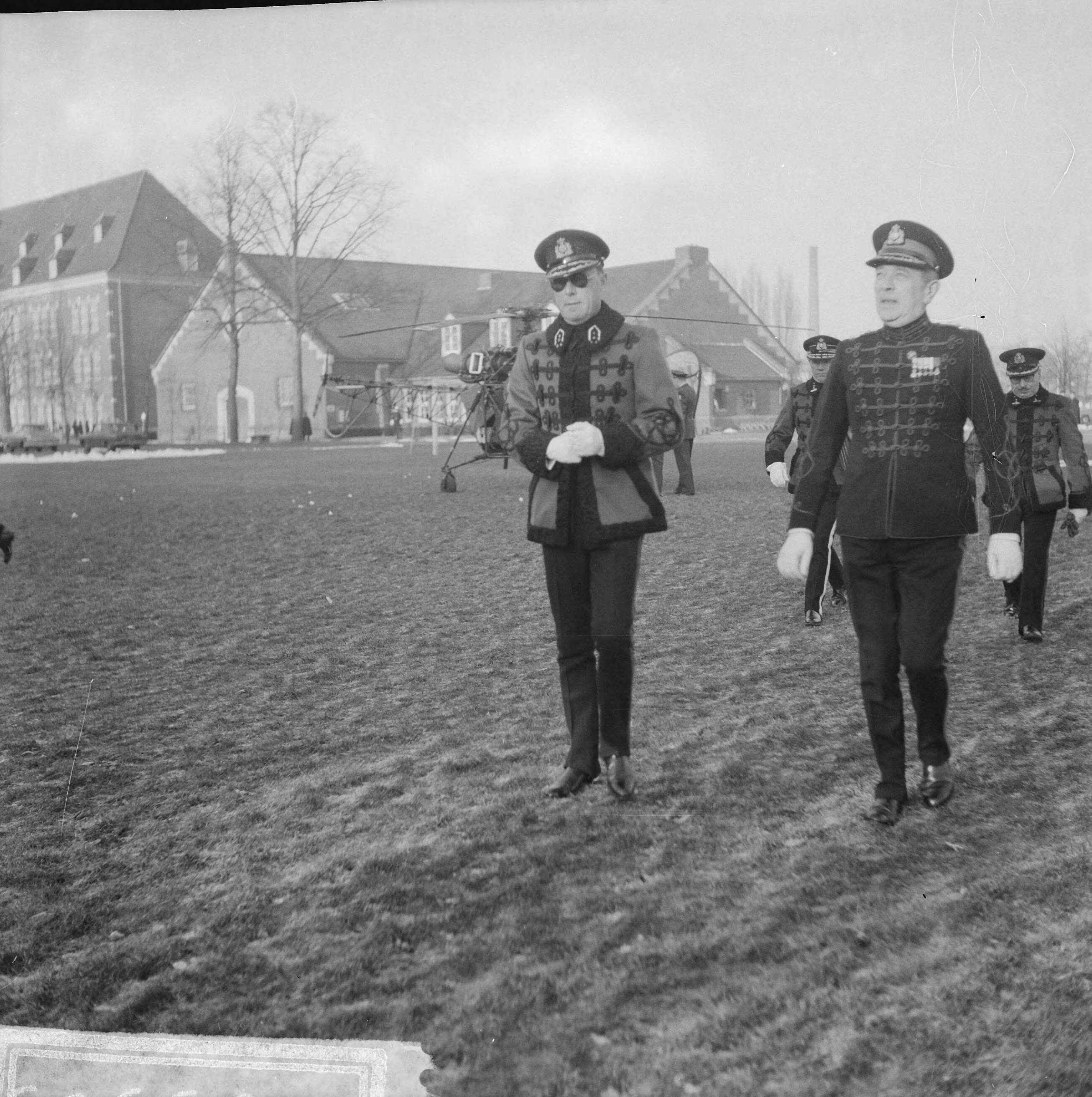Fotocollectie Anefo — Prins Bernhard opende Prins Bernhardpaviljoen op de KMA te Breda. De prins heeft net bij aankomst, de helikopter verlaten en wordt begeleid door de gouverneur van de KMA, generaal-majoor W.C.H. van Reede — Foto: Nijs, Jac. de / Anefo. Licentie: Set B: Rechtenvrij / Publiek Domein. Bron: Nationaal Archief. http://hdl.handle.net/10648/aa5637a6-d0b4-102d-bcf8-003048976d84