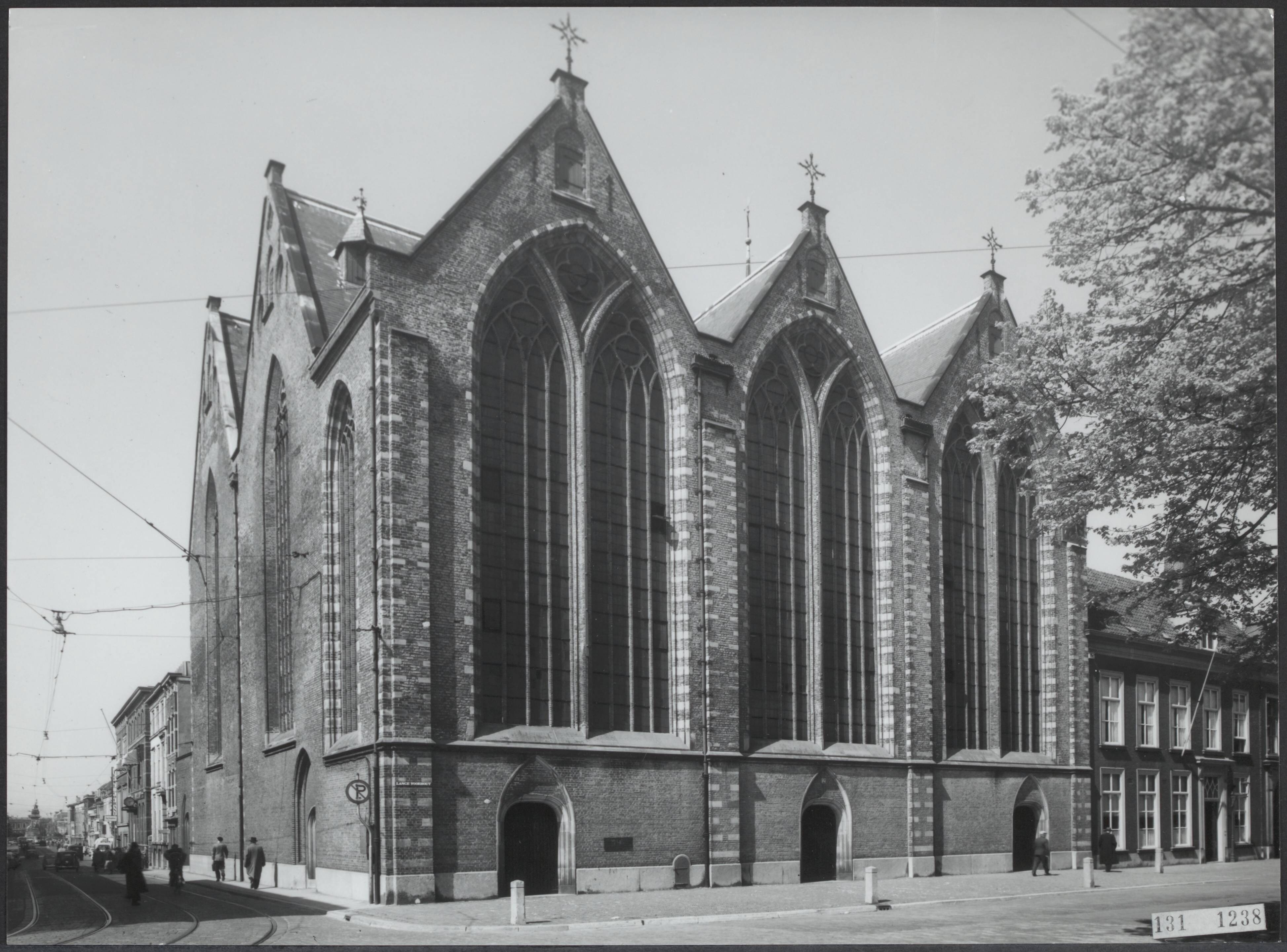 Fotocollectie Rijksvoorlichtingsdienst Eigen — Den Haag. Kloosterkerk aan het Lange Voorhout gezien vanuit het zuidwesten — Foto: Fotodienst Gemeente Den Haag. Licentie: Set B: Rechtenvrij / Publiek Domein. Bron: Nationaal Archief. http://hdl.handle.net/10648/af51dd50-d0b4-102d-bcf8-003048976d84
