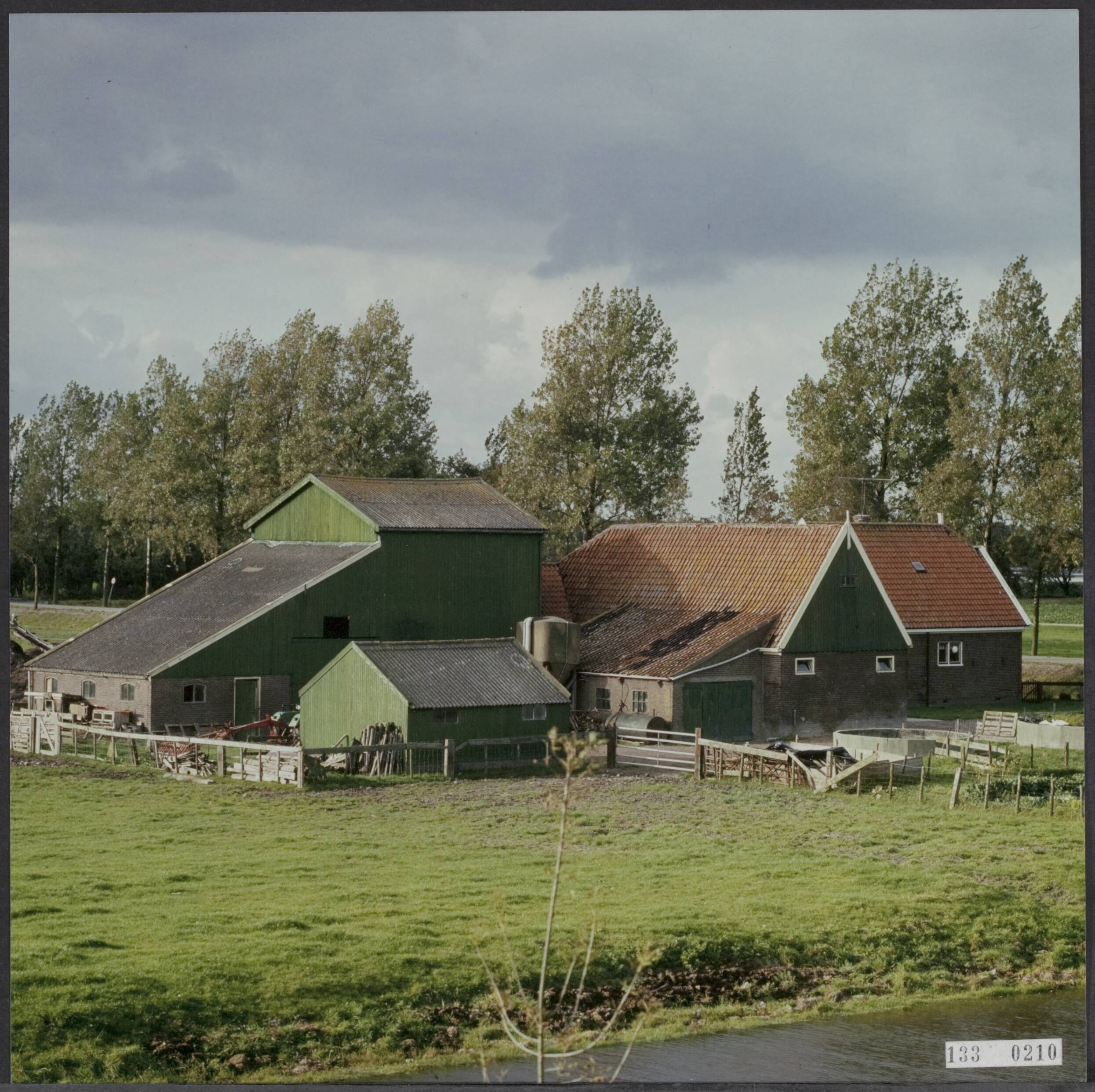 Fotocollectie Rijksvoorlichtingsdienst Eigen — Beemster. Boerderij — Foto: Hofland, K. / RVD. Licentie: Set B: Rechtenvrij / Publiek Domein. Bron: Nationaal Archief. http://hdl.handle.net/10648/af5785d4-d0b4-102d-bcf8-003048976d84