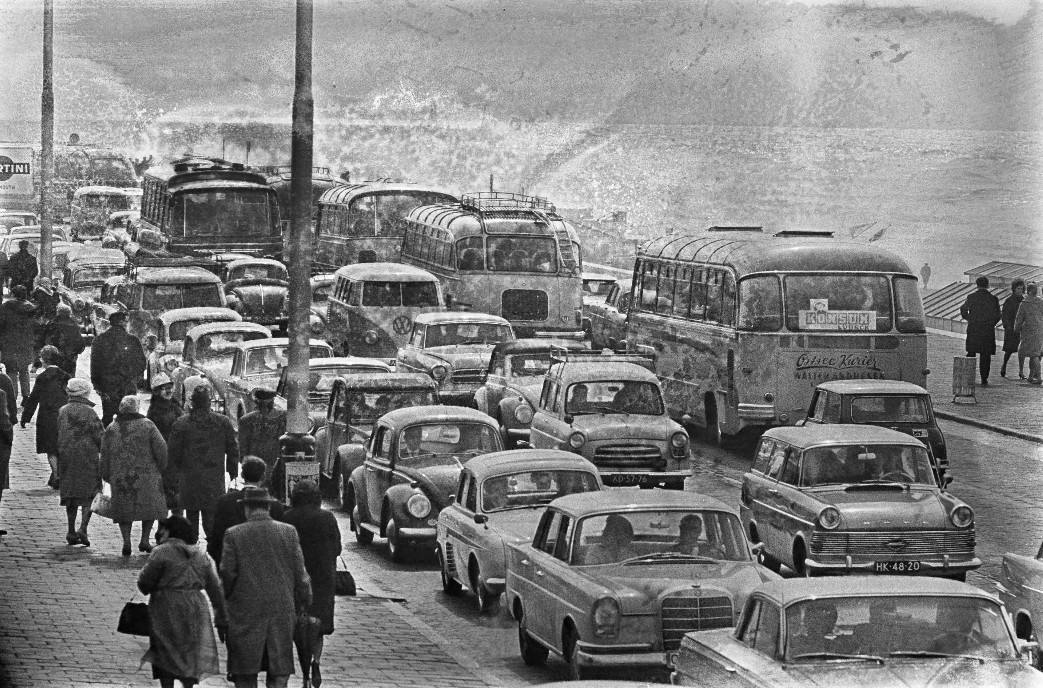 Fotocollectie Anefo — Paasdrukte, drukte op de boulevard van Scheveningen (verkeer) — Foto: Koch, Eric / Anefo. Licentie: Set B: Rechtenvrij / Publiek Domein. Bron: Nationaal Archief. http://hdl.handle.net/10648/aaa0c668-d0b4-102d-bcf8-003048976d84