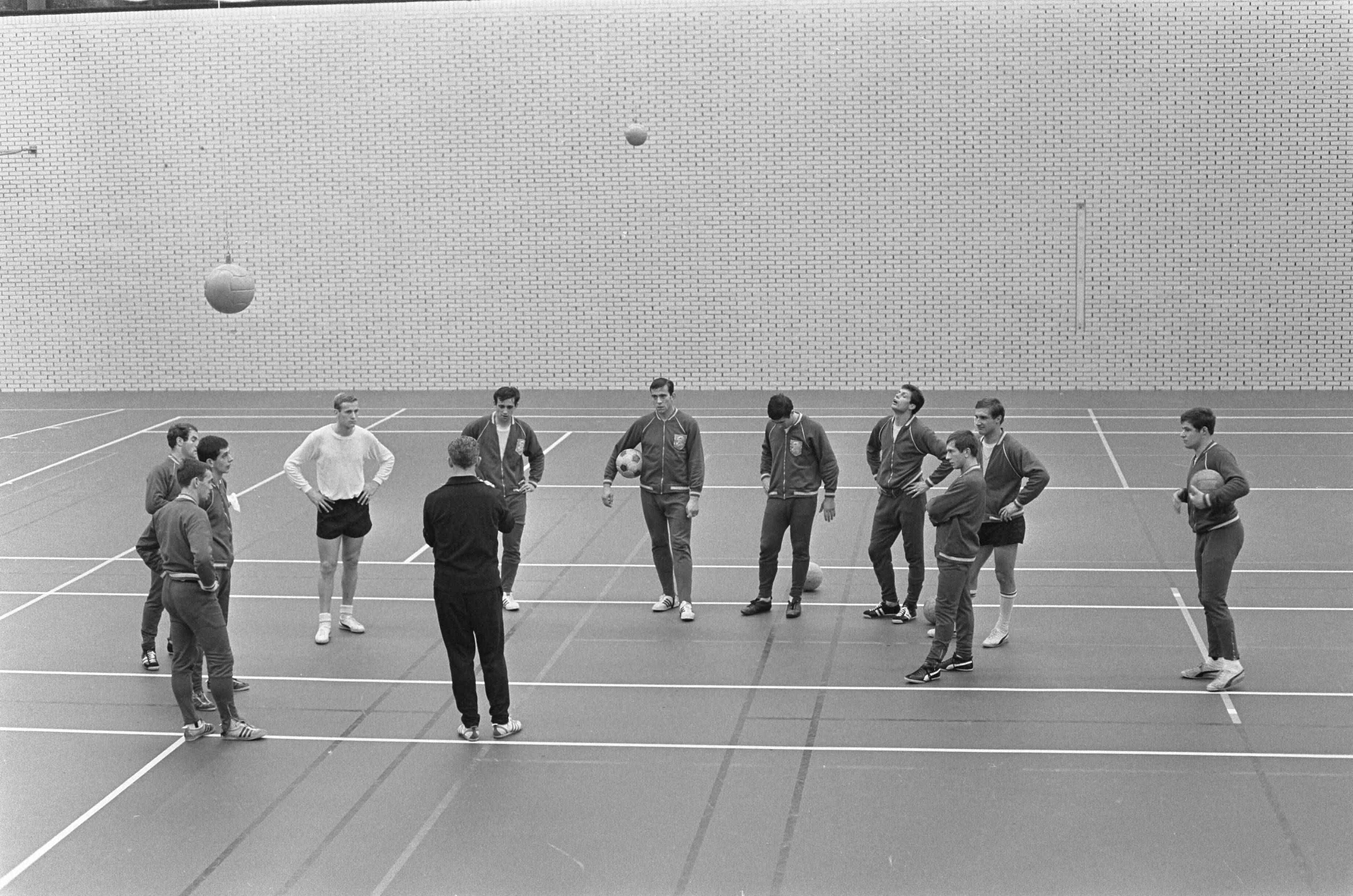 Fotocollectie Anefo — Training in de zaal — Foto: Nijs, Jac. de / Anefo. Licentie: Set B: Rechtenvrij / Publiek Domein. Bron: Nationaal Archief. http://hdl.handle.net/10648/ab057d2e-d0b4-102d-bcf8-003048976d84