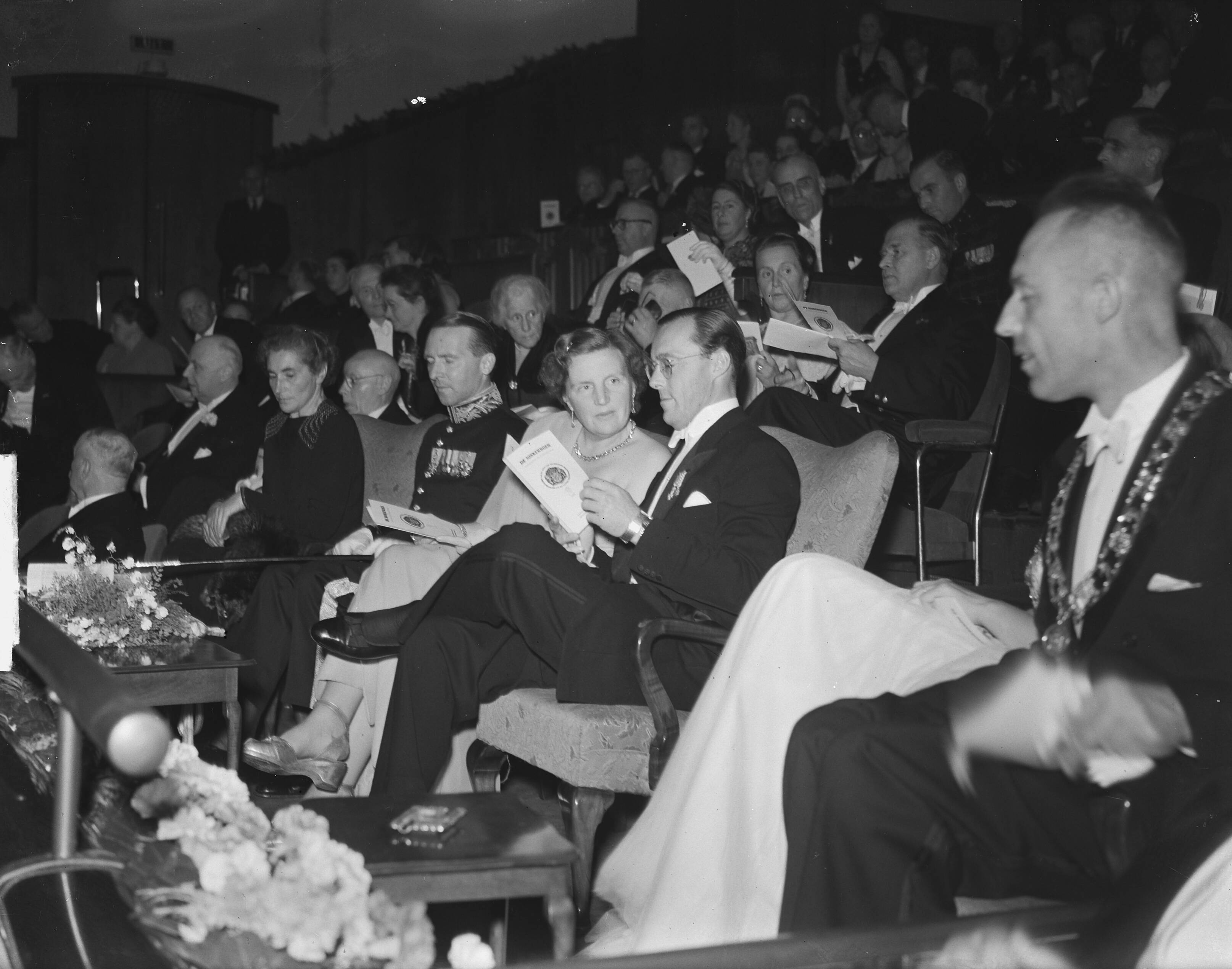 Koninklijk bezoek aan Friesland (1950) — Bezoek koningin Juliana en prins Bernhard aan Friesland. Leeuwaren. Bijeenkomst in gala. Rechts de burgemeester van Leeuwarden, A.A.M. van der Meulen. Links naast de koningin de Commissaris der Koningin in Friesland, mr. H.P. Linthorst Homan — Foto: Noske, J.D. / Anefo. Licentie: Set B: Rechtenvrij / Publiek Domein. Bron: Nationaal Archief. http://hdl.handle.net/10648/a8dfd378-d0b4-102d-bcf8-003048976d84