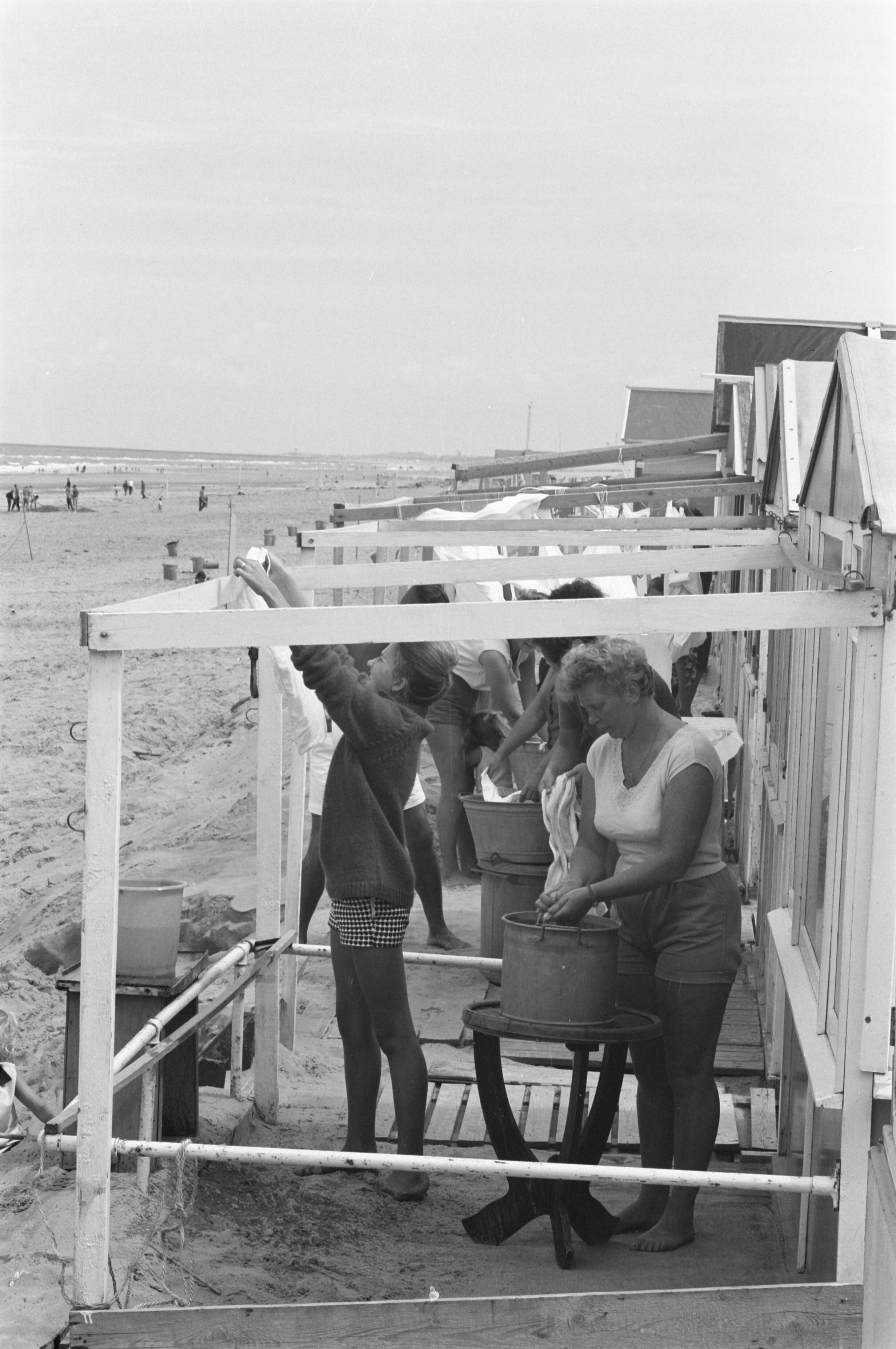 Fotocollectie Anefo — Wasdag aan het Zandvoortse strand — Foto: Pot, Harry / Anefo. Licentie: Set B: Rechtenvrij / Publiek Domein. Bron: Nationaal Archief. http://hdl.handle.net/10648/a9dc117e-d0b4-102d-bcf8-003048976d84