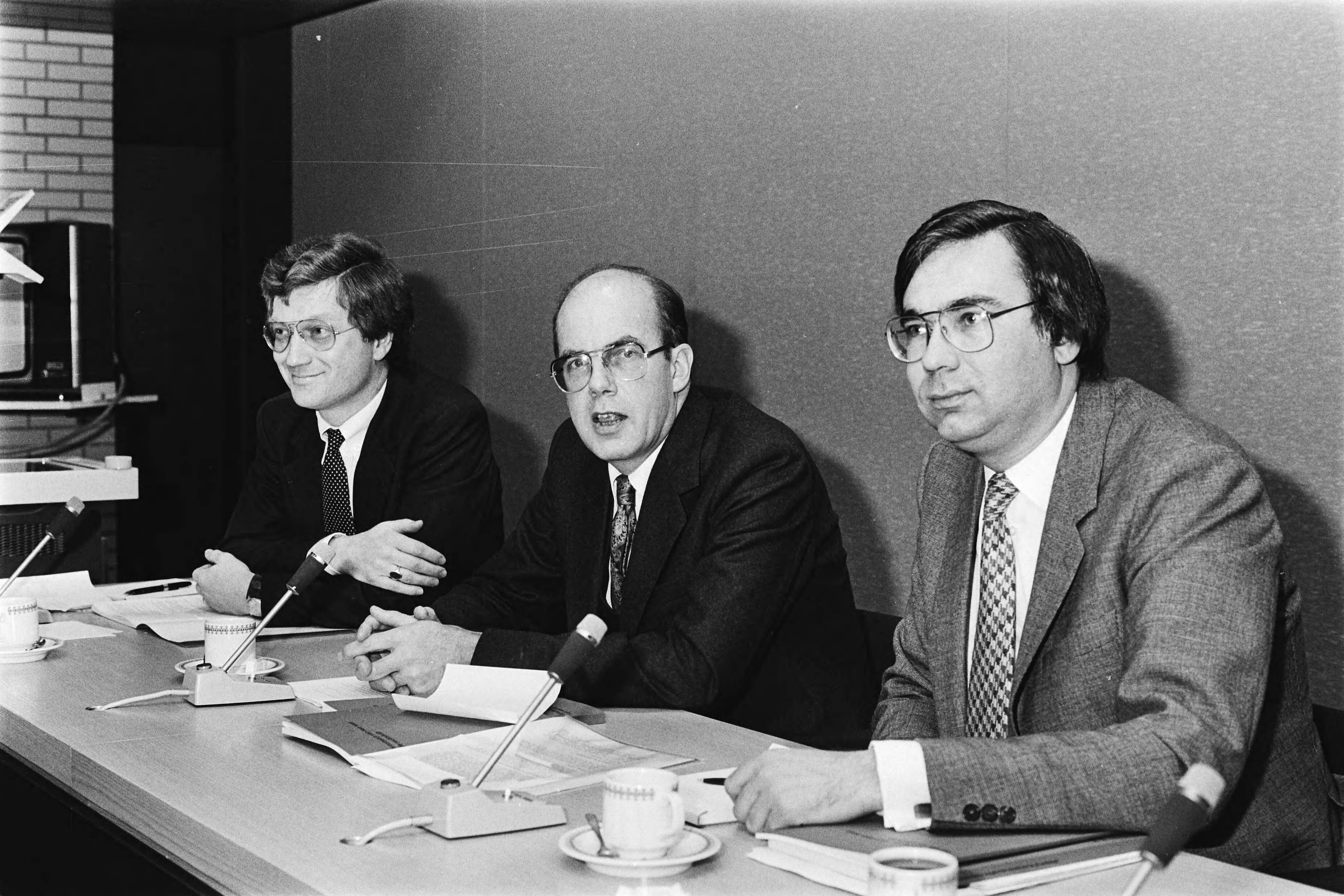 Fotocollectie Anefo — Presentatie voorontwerp van de Wet op de Rechtshulp te Den Haag mr. Deek , hoofd afdeling Rechtshulp, de Ruiter , mr. W. van Meurs plv. hoofd afd. Rechtshulp / — Foto: Dijk, Hans van / Anefo. Licentie: Set B: Rechtenvrij / Publiek Domein. Bron: Nationaal Archief. http://hdl.handle.net/10648/acd96d40-d0b4-102d-bcf8-003048976d84