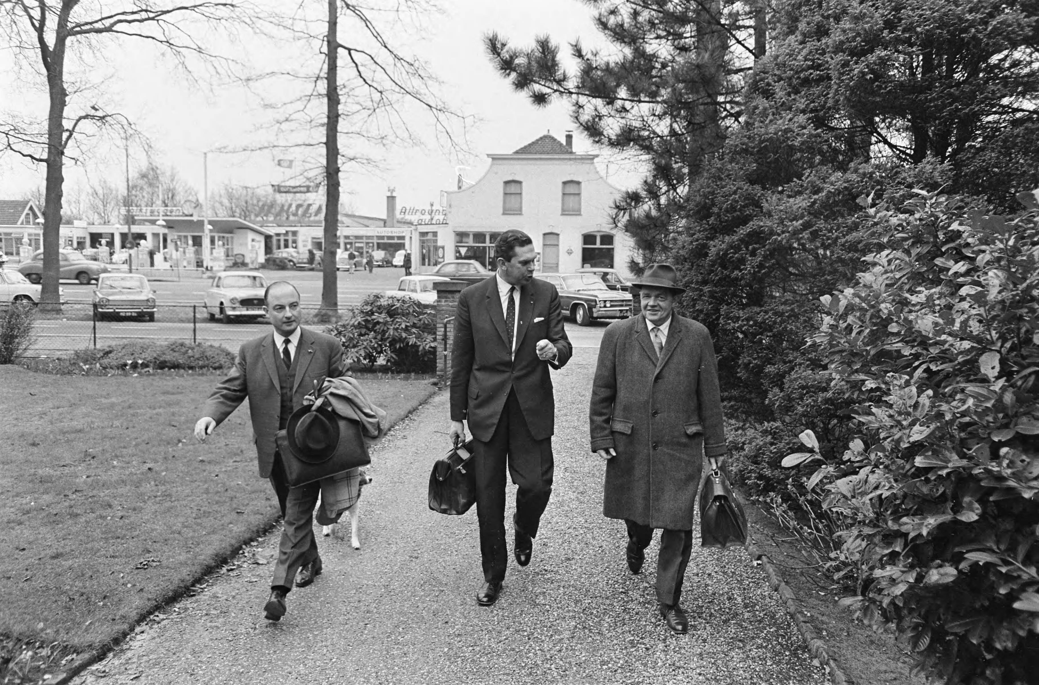 Fotocollectie Anefo — Kabinetsformatie, overleg bij prof. Beel , aankomst, v.l.n.r. Schmelzer, Biesheuvel, Beernink — Foto: Kroon, Ron / Anefo. Licentie: Set B: Rechtenvrij / Publiek Domein. Bron: Nationaal Archief. http://hdl.handle.net/10648/ab127ee8-d0b4-102d-bcf8-003048976d84
