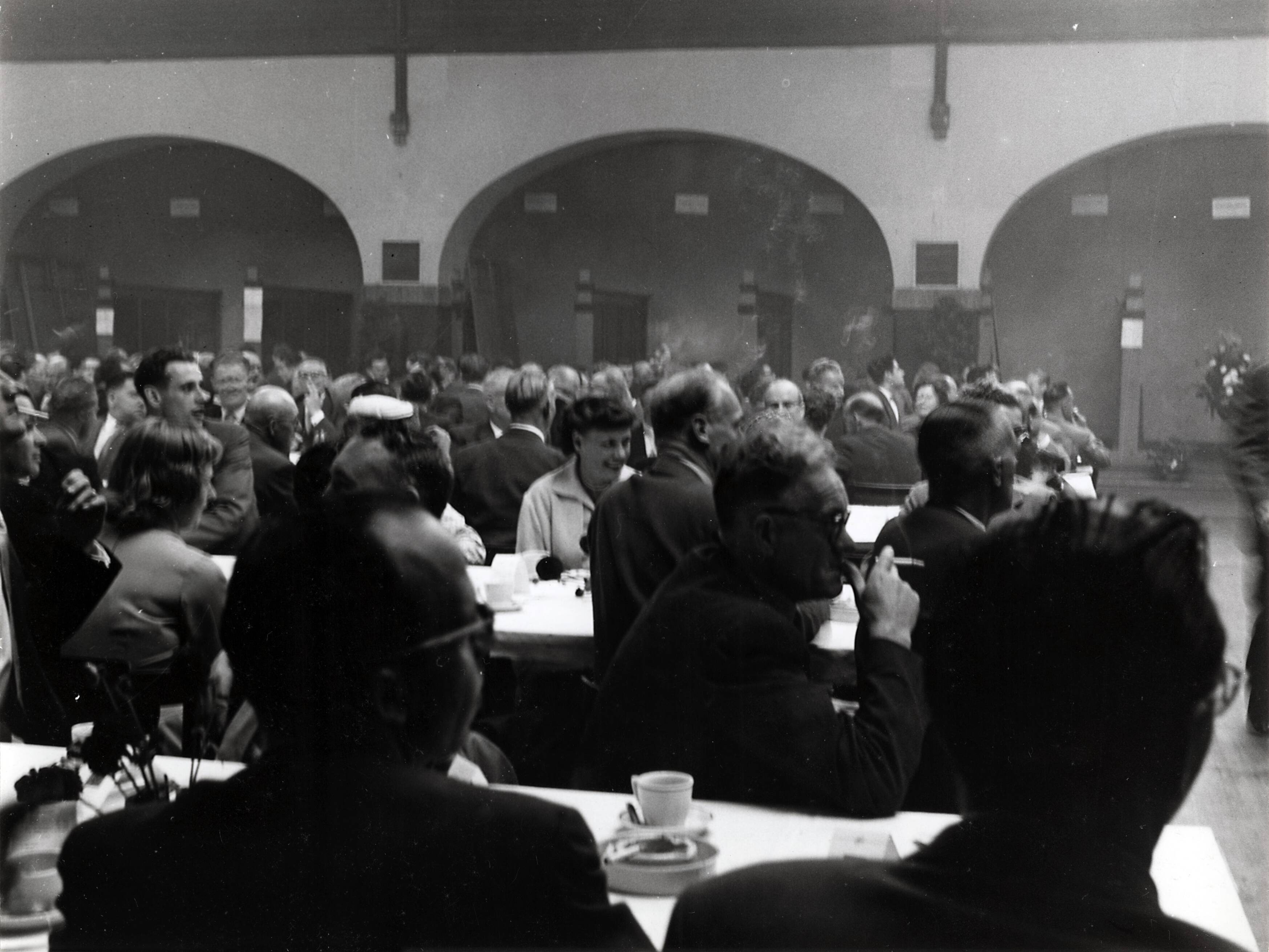 Collectie nader te bepalen — [50-jarig jubileum N.V. De Spaarnestad. Feestelijk ontbijt voor het personeel in het Krelagehuis te Haarlem] — Foto: Fotograaf Onbekend / Fotobureau onbekend / Spaarnestad Photo (05887). Licentie: Set B: Rechtenvrij / Publiek Domein. Bron: Nationaal Archief. http://hdl.handle.net/10648/35429da6-3a74-a382-e063-6df0900a6686