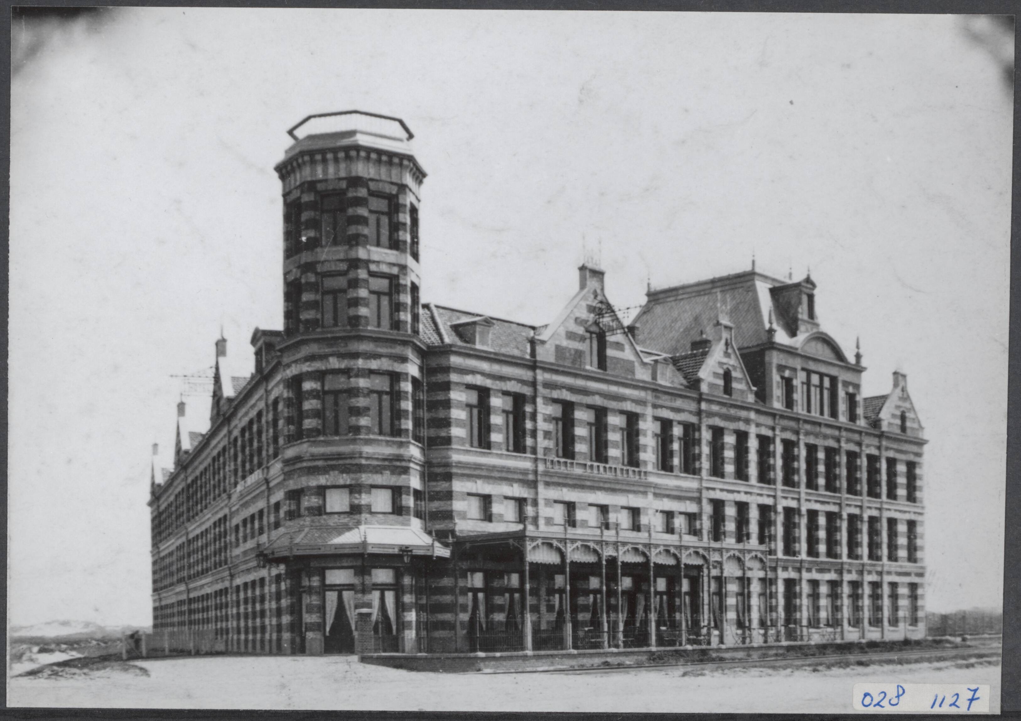 Fotocollectie Elsevier Binnenland — Scheveningen. Hotel Royal aan de Badhuisweg op de hoek met de Stevinstraat — Foto: Onbekend / Publiek Domein of Rechtenvrij. Licentie: Set B: Rechtenvrij / Publiek Domein. Bron: Nationaal Archief. http://hdl.handle.net/10648/addfd7ec-d0b4-102d-bcf8-003048976d84