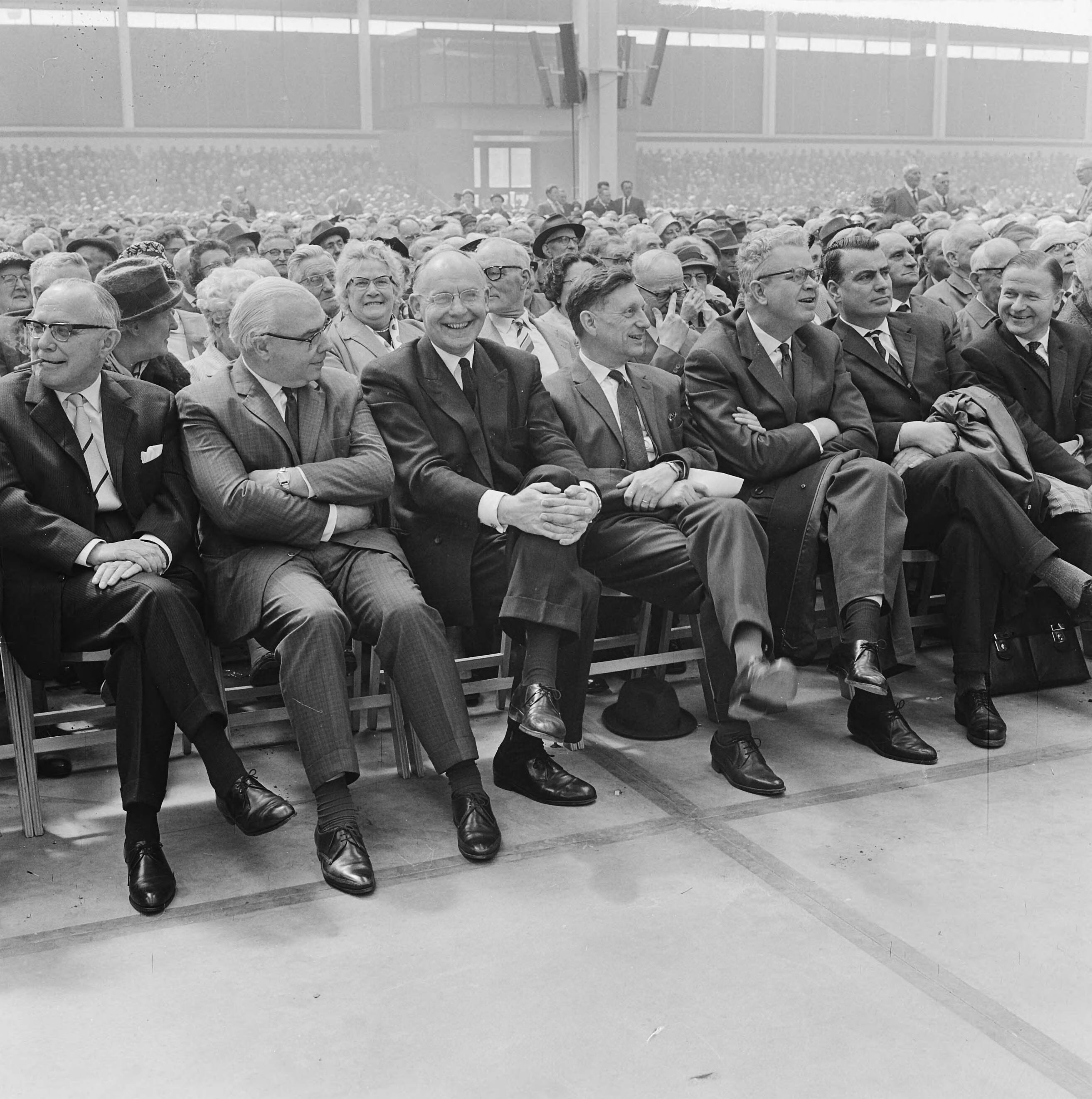 Fotocollectie Anefo — 20.000 bejaarden demonstreren voor meer AOW in Irenehal te Utrecht, minister Veldkamp , prof. Vondeling , Suurhof, Roemers — Foto: Koch, Eric / Anefo. Licentie: Set B: Rechtenvrij / Publiek Domein. Bron: Nationaal Archief. http://hdl.handle.net/10648/aa68602a-d0b4-102d-bcf8-003048976d84